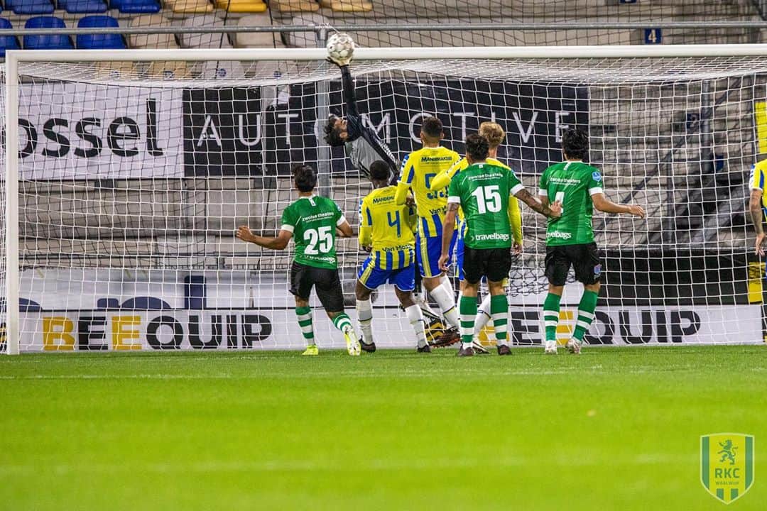 コスタス・ランプルーのインスタグラム：「We earned an important point tonight +1 #rkcwaalwijk 💪🏼」