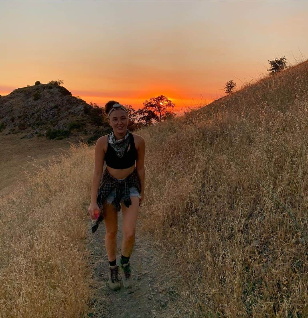 のインスタグラム：「“You’re so cute when you hike”- @joeybragg」