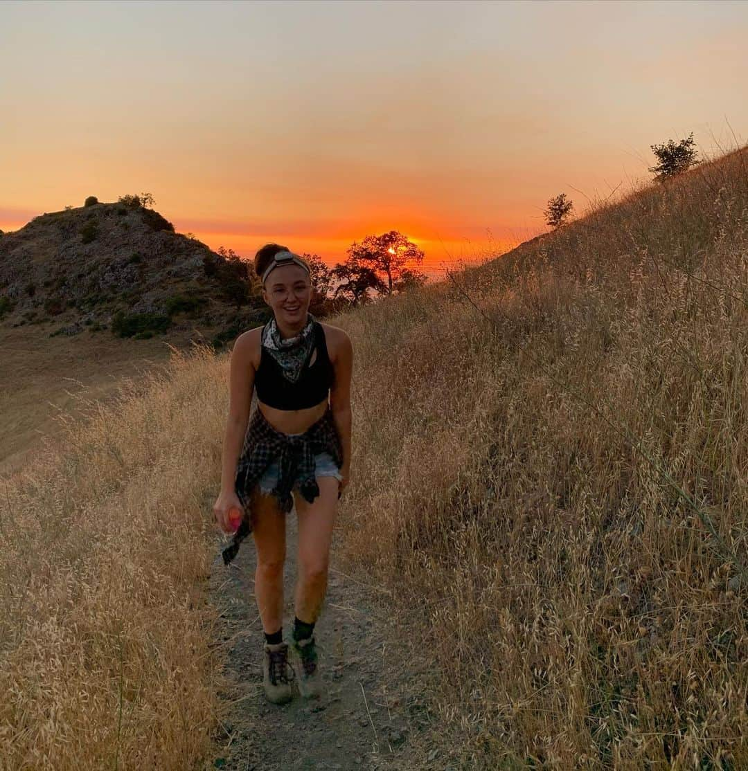 オードリー・ウィットビーのインスタグラム：「“You’re so cute when you hike”- @joeybragg」