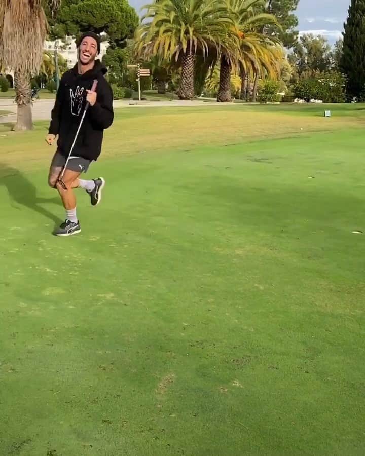 のインスタグラム：「Why don't pro golfers celebrate like this? 🏌️‍♂️🤣  #Repost x @danielricciardo  #F1 #Formula1 #Ricciardo」