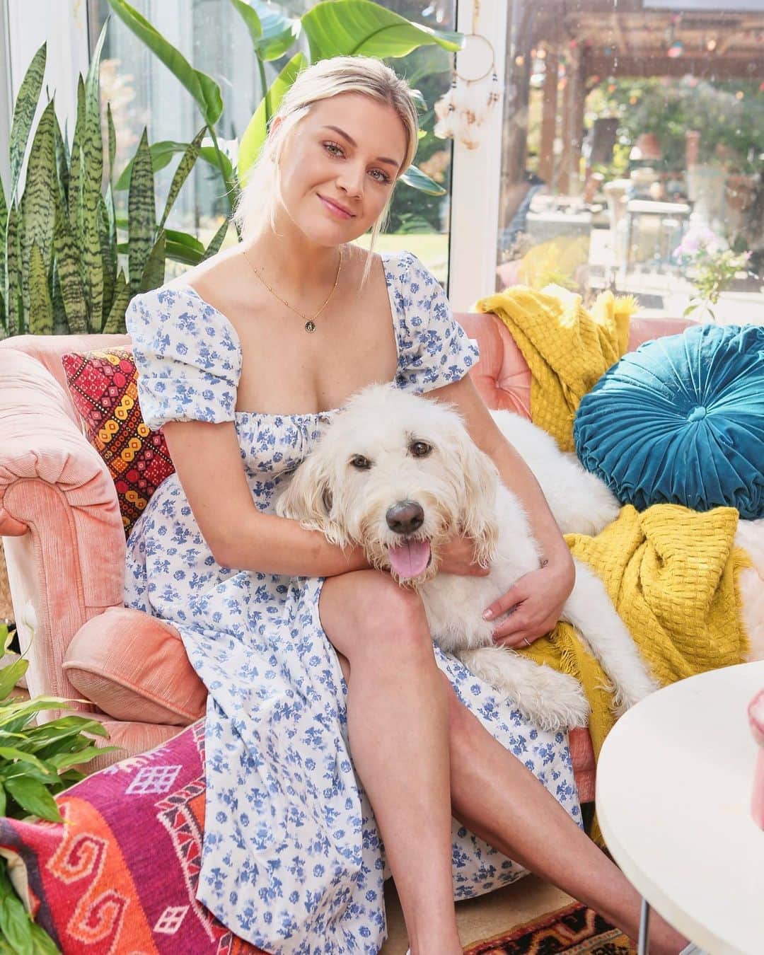 Kelsea Balleriniのインスタグラム：「Dibs wants you to tune into the @cmt awards tonight (8/7c), and honestly how can you say no to that face. 🥺 // thanks for giving my furbaby a big head and a commercial @pedigreeus 😂」