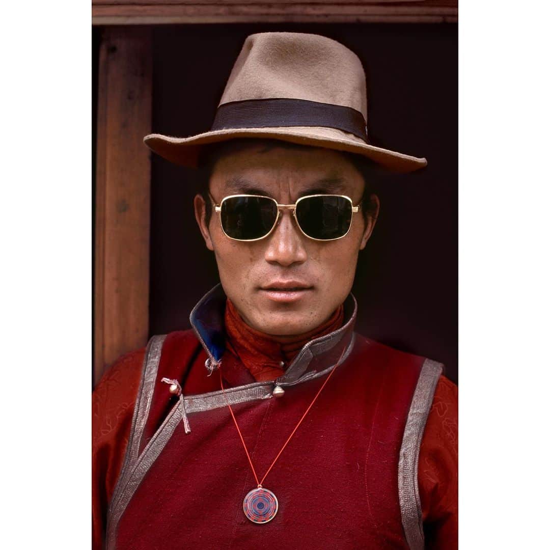 スティーブ・マカリーさんのインスタグラム写真 - (スティーブ・マカリーInstagram)「Tibetan monk, Lhasa, 2000.  #SteveMcCurry」10月22日 5時38分 - stevemccurryofficial