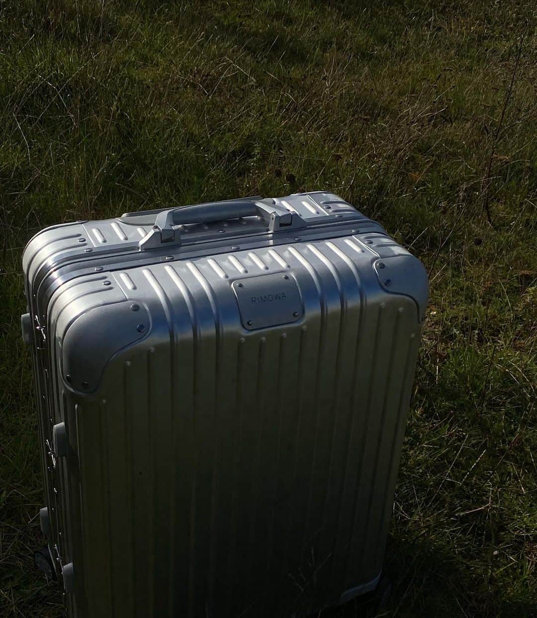 Mathilde Goehlerのインスタグラム：「Travel cravings @rimowa *reklame/tag」