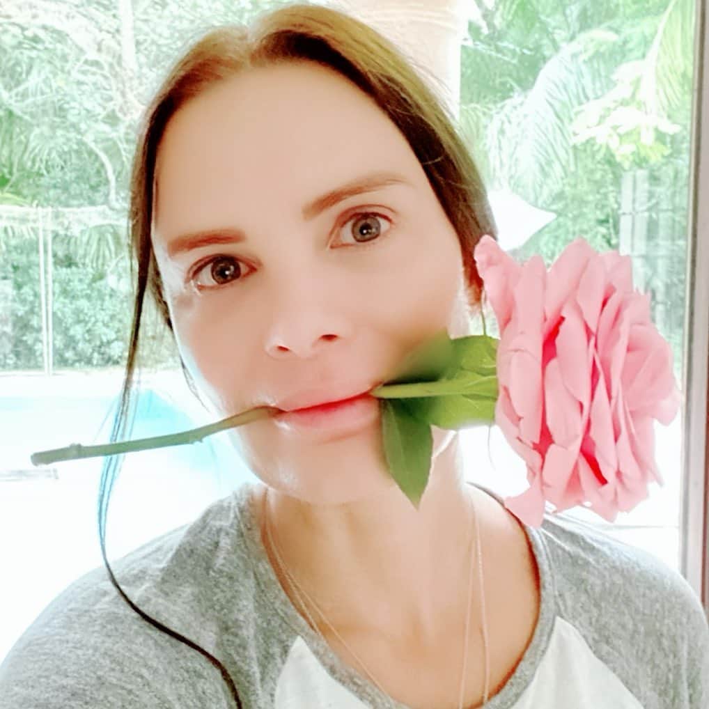 ガブリエル・アンウォーのインスタグラム：「Supporting all breasts everywhere - like a good bra! Link in bio #PinkLadiesProject #ResearchIsTheReason #BeTheEnd @BCRFCure @shareefmalnik」