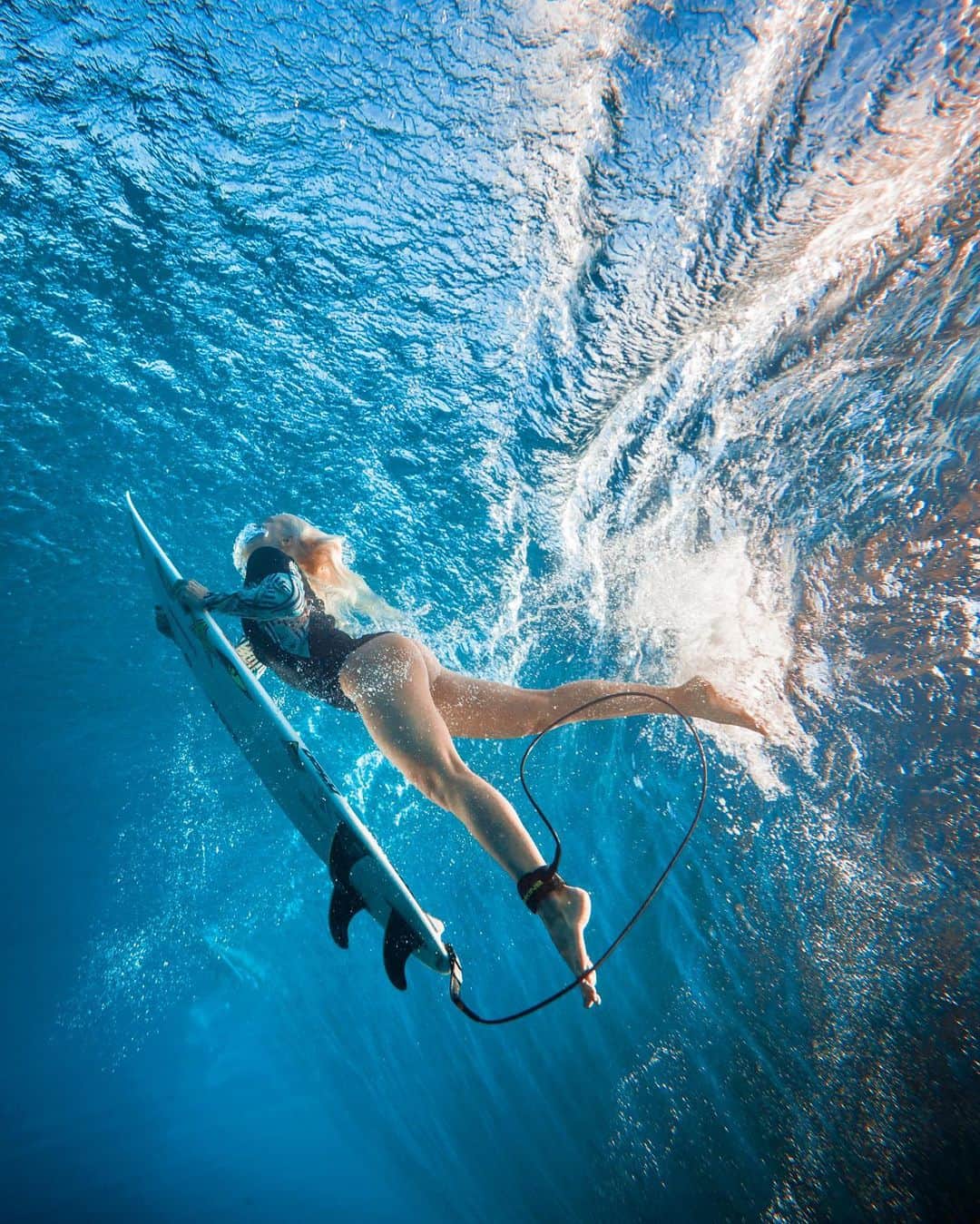 タティアナ・ウェストン・ウェブのインスタグラム：「embaixo do mar 💙✨ @bodyglovegirl • under the sea 💙✨ photo: @scottsmithmedia」