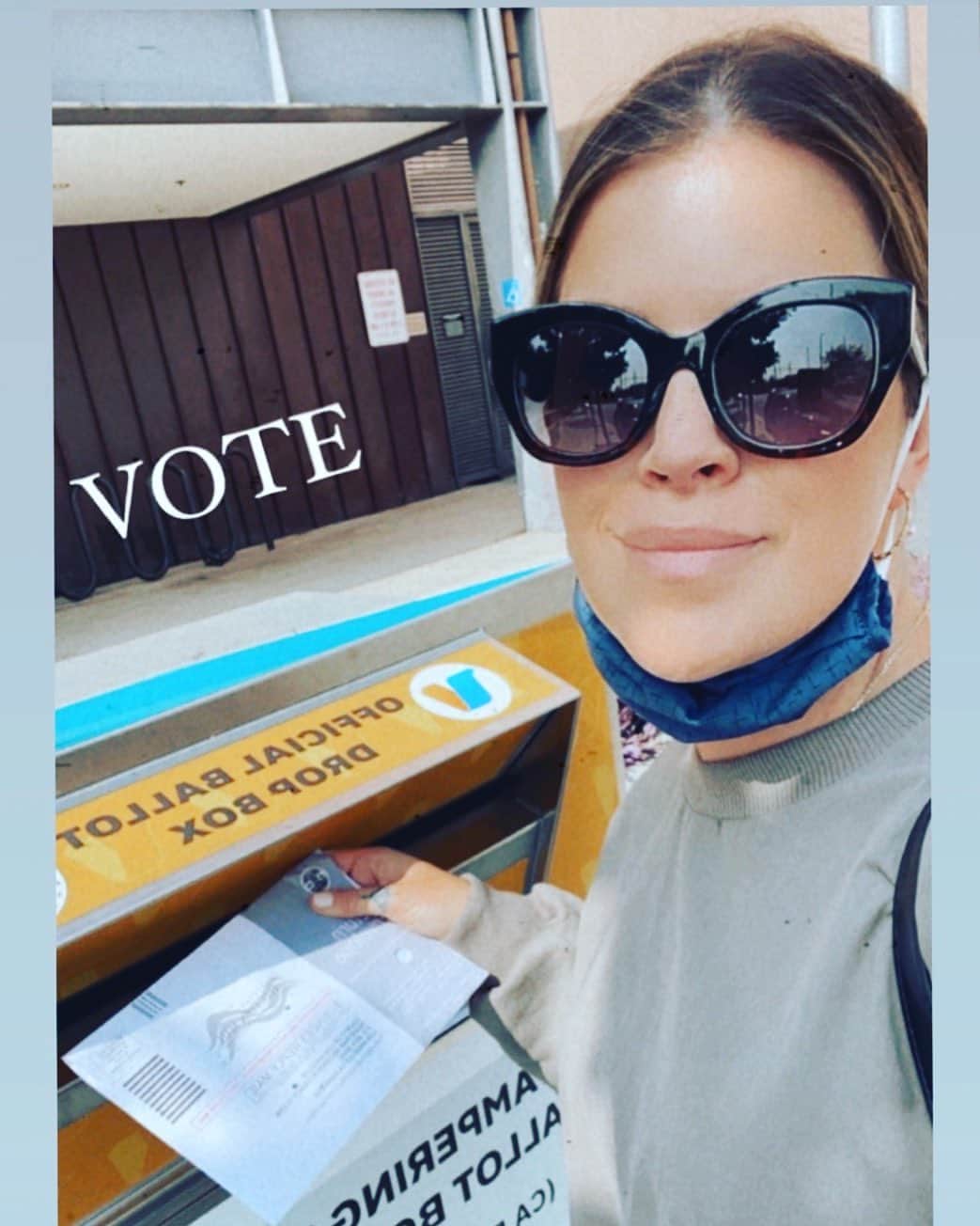 ジャコモ・ジャンニオッティのインスタグラム：「So proud of my wife @nichole_gianniotti for voting. Hope you all did as well. She’s voting for the both of us, as I can’t vote. And for all those others who participate here in this country without a voice. #vote 🗳」