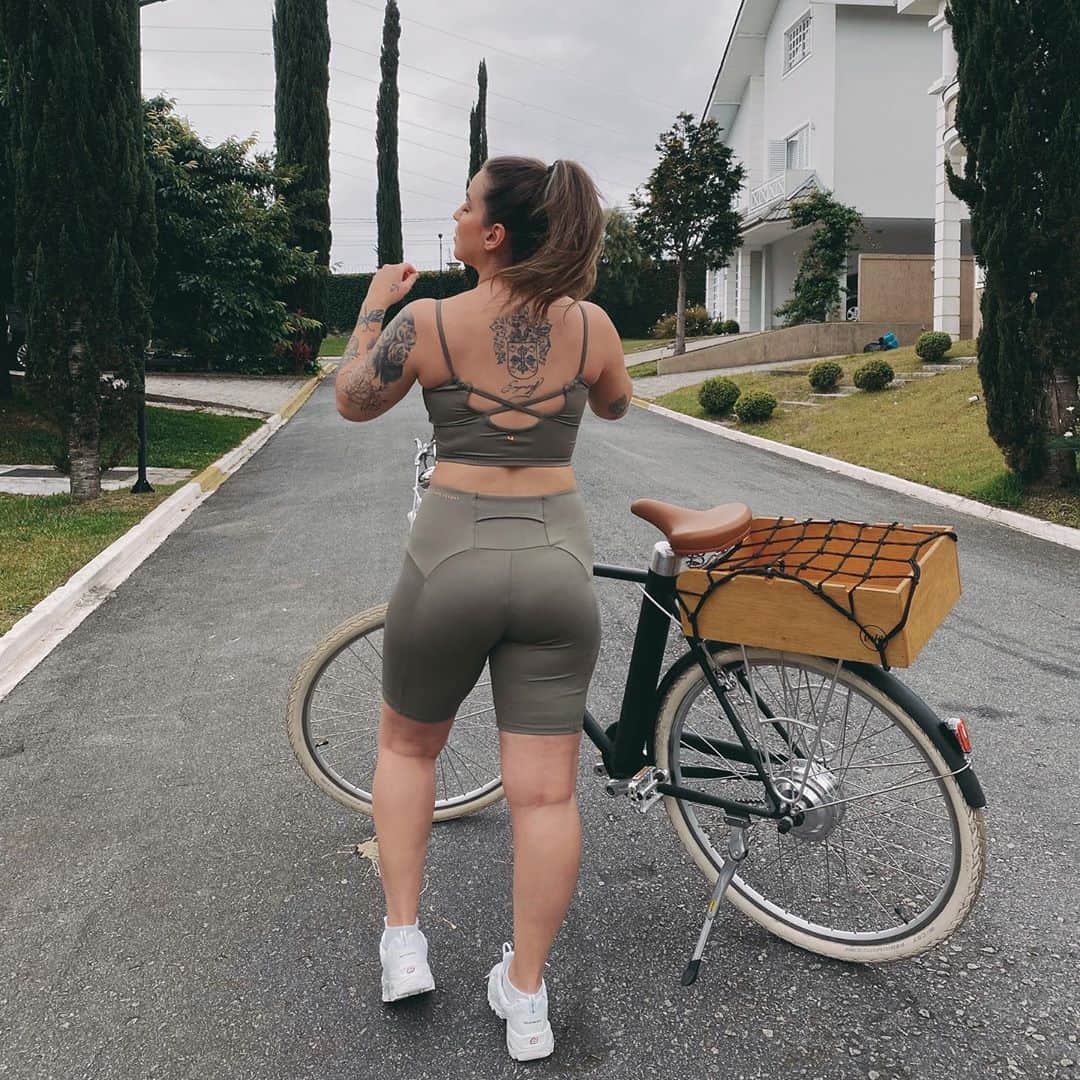 Bruna Unzuetaのインスタグラム：「Alooo Brasil, sou a mais nova embaixadora da marca  @hoperesort 🌿💚 uma marca de fitness e beach que tem tudo a ver comigo 💁🏻‍♀️  E já to usando um look lindo, confortável e eco friendly da nova coleção Bambu, que traz um tecido biodegradável que garante a mesma qualidade e durabilidade de outros tecidos, mas com uma propriedade especial 🤍   #HOPEResort #HR *publicidade」