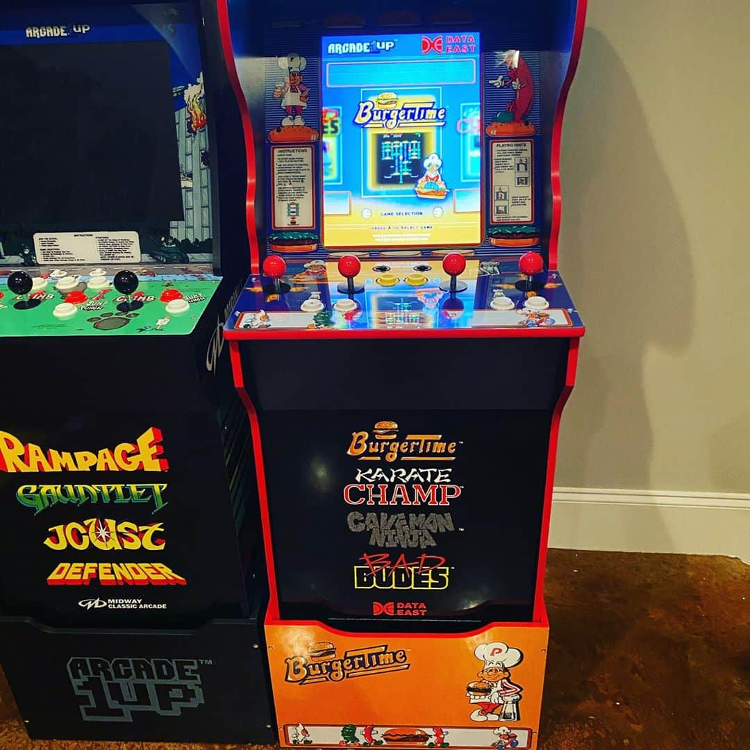 アレン・ジョーンズのインスタグラム：「And so the home arcade continues with burger time. @arcade1upofficial」