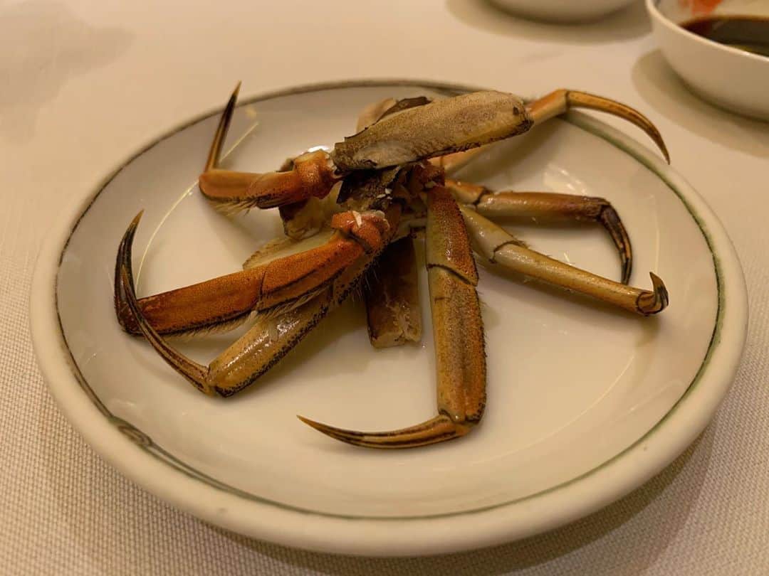 ぴょん♡さんのインスタグラム写真 - (ぴょん♡Instagram)「上海蟹の美味しい季節に🦀 個室に辿り着くまで時間かかるくらい大きな建物で、半沢直樹に出てきそうな晩餐会のテーブルもあり、 個室がすっごくラグジュアリーで最高な時間でした🥺✨ 北京ダックにフカヒレも全部美味しすぎ❤︎❤︎❤︎ 　 　 　 　 　 #中華料理 #フカヒレ #上海蟹 #富麗華 #港区 #東麻布」10月22日 6時20分 - tantanpu1225