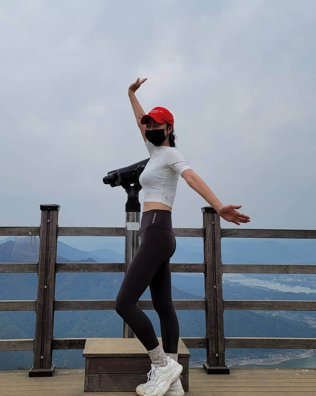 ヘリンさんのインスタグラム写真 - (ヘリンInstagram)「#검단산 스피디하게  다녀온 검단산 @suleewriter 언니덕에 새로운코스를 알았당 @songhaena 언니를 간신히따라잡으면서 걸어간 예쁜 검단산 ♡ 좋으다 #젝시믹스 덕분에 따뜻하게 다녀와또 @yeonpilates #젝시믹스레깅스」10月22日 6時23分 - hyeliniseo