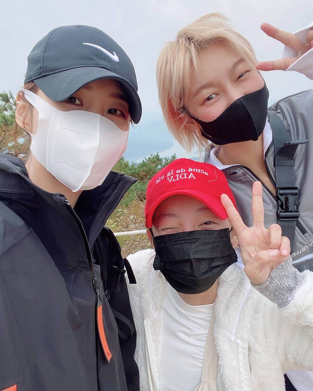 ヘリンさんのインスタグラム写真 - (ヘリンInstagram)「#검단산 스피디하게  다녀온 검단산 @suleewriter 언니덕에 새로운코스를 알았당 @songhaena 언니를 간신히따라잡으면서 걸어간 예쁜 검단산 ♡ 좋으다 #젝시믹스 덕분에 따뜻하게 다녀와또 @yeonpilates #젝시믹스레깅스」10月22日 6時23分 - hyeliniseo