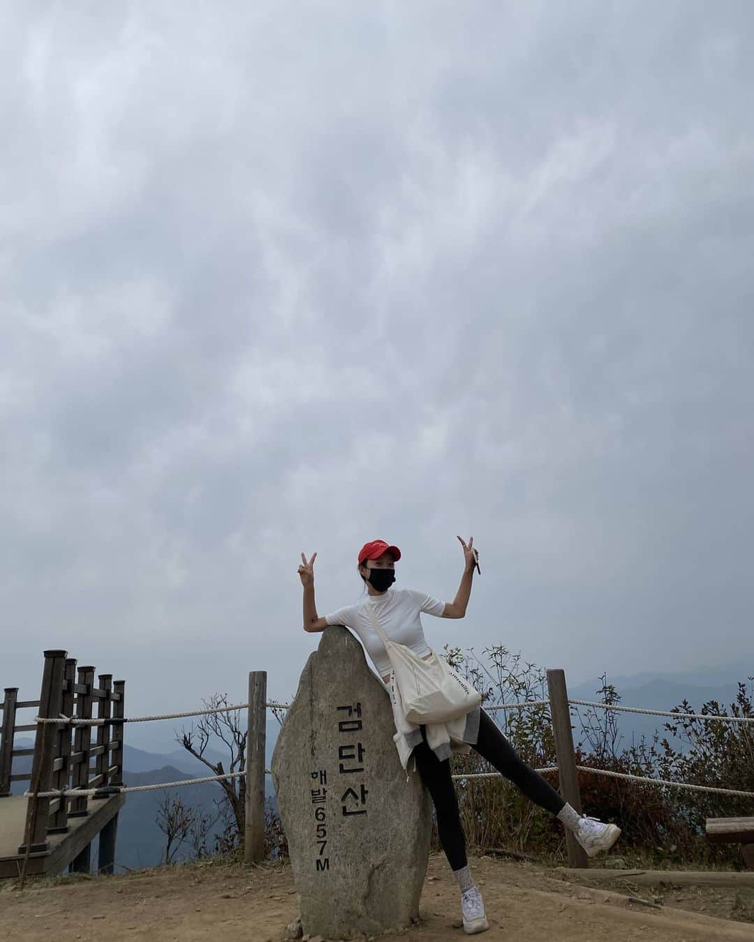 ヘリンさんのインスタグラム写真 - (ヘリンInstagram)「#검단산 스피디하게  다녀온 검단산 @suleewriter 언니덕에 새로운코스를 알았당 @songhaena 언니를 간신히따라잡으면서 걸어간 예쁜 검단산 ♡ 좋으다 #젝시믹스 덕분에 따뜻하게 다녀와또 @yeonpilates #젝시믹스레깅스」10月22日 6時23分 - hyeliniseo