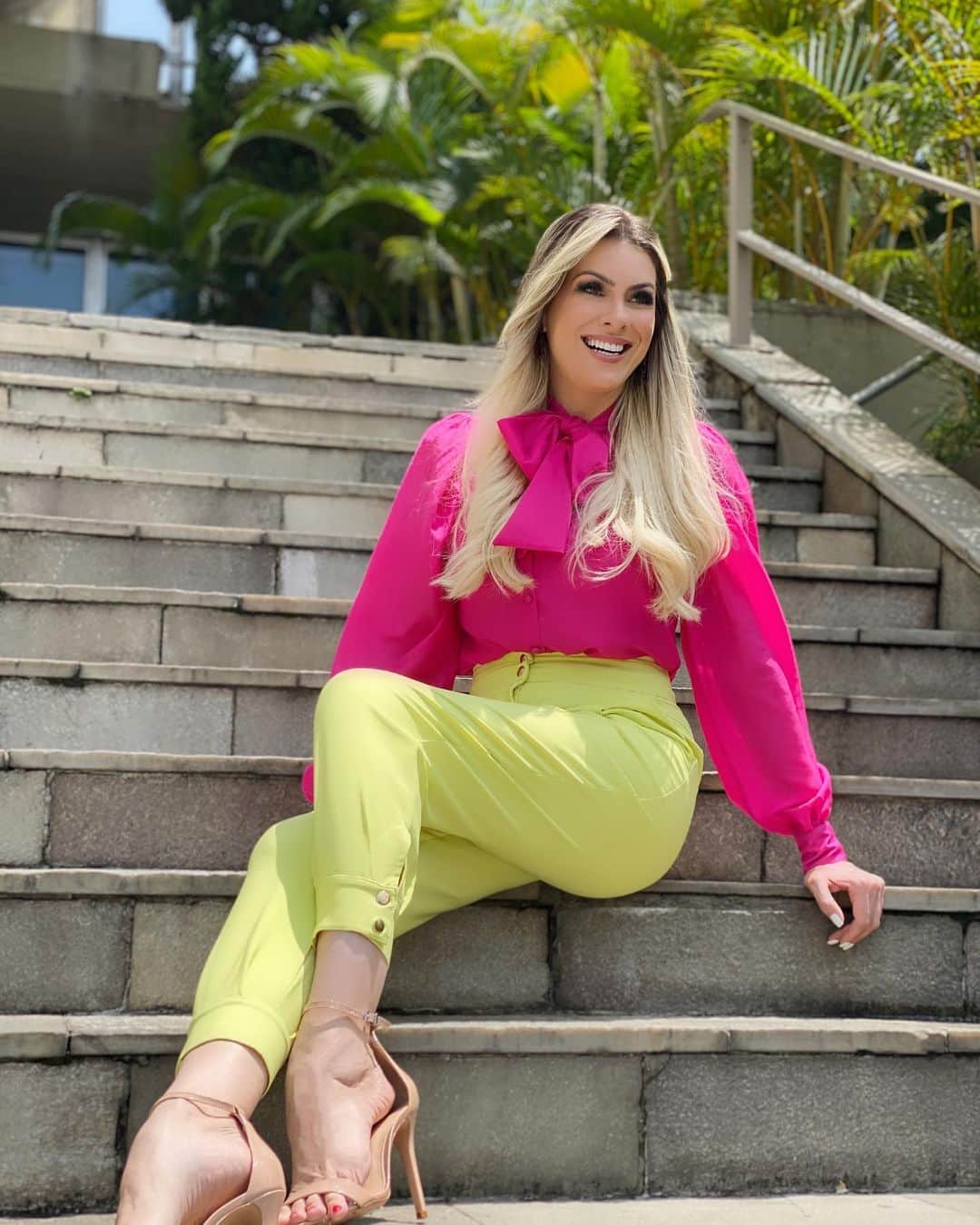 レナータ・ファンのインスタグラム：「Uma rápida sessão de várias fotos para o @jogoaberto  Styling @josiealves  Calça @coralieoficial  Fotos/Cabelo @josigss  Maquiagem @malbajs  Assistente de Figurino @sandra_santos18」