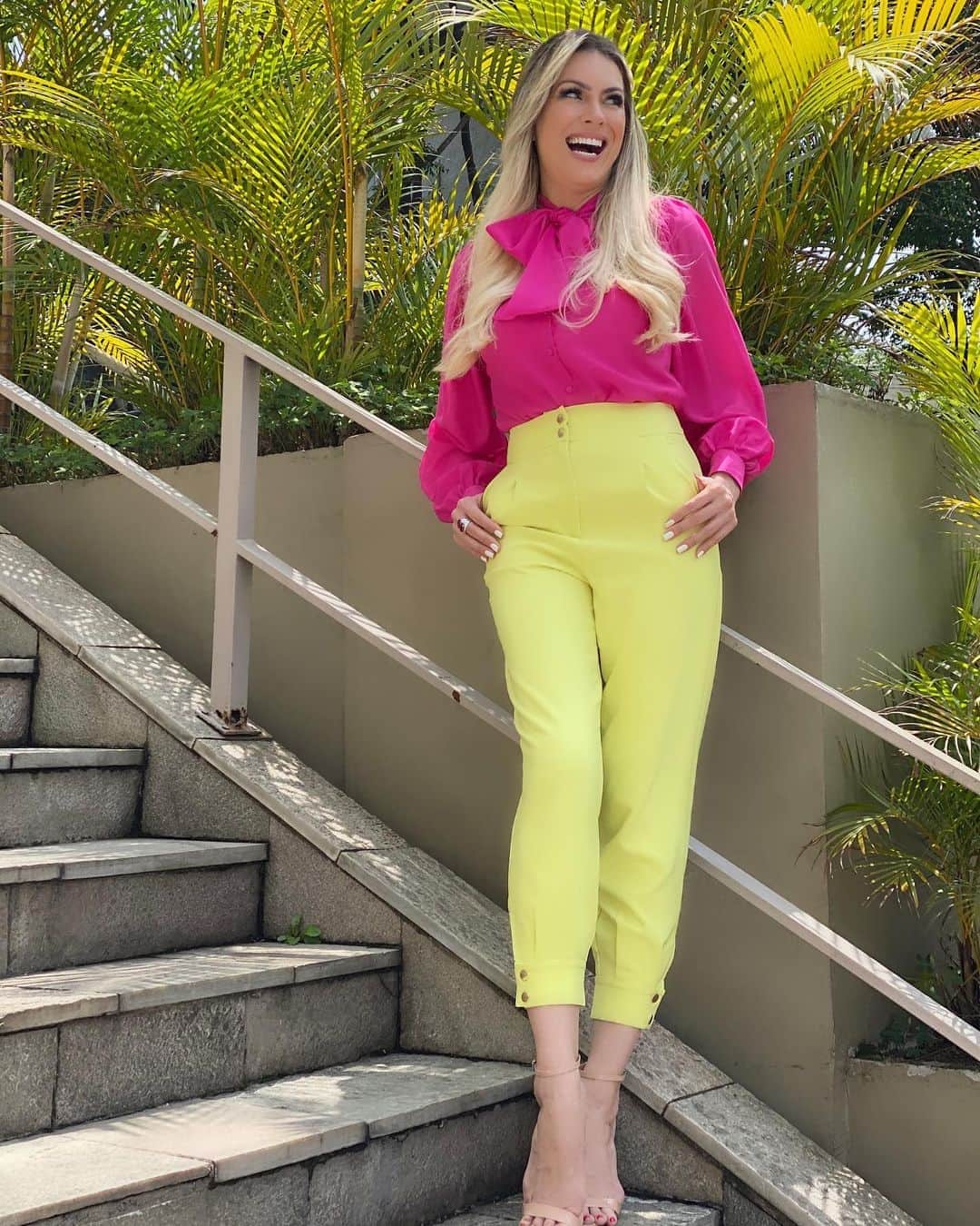 レナータ・ファンさんのインスタグラム写真 - (レナータ・ファンInstagram)「Uma rápida sessão de várias fotos para o @jogoaberto  Styling @josiealves  Calça @coralieoficial  Fotos/Cabelo @josigss  Maquiagem @malbajs  Assistente de Figurino @sandra_santos18」10月22日 6時26分 - renatafan