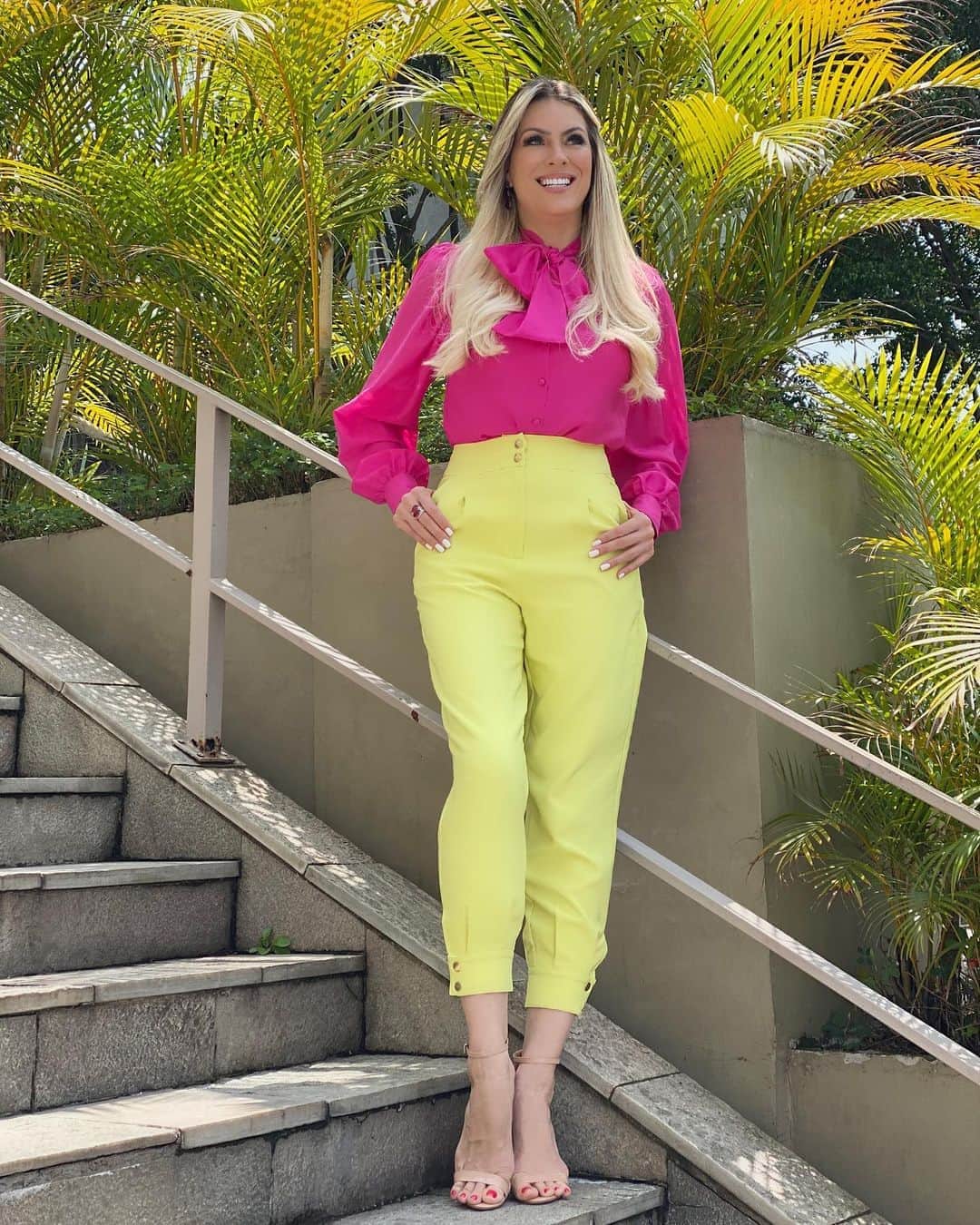 レナータ・ファンさんのインスタグラム写真 - (レナータ・ファンInstagram)「Uma rápida sessão de várias fotos para o @jogoaberto  Styling @josiealves  Calça @coralieoficial  Fotos/Cabelo @josigss  Maquiagem @malbajs  Assistente de Figurino @sandra_santos18」10月22日 6時26分 - renatafan