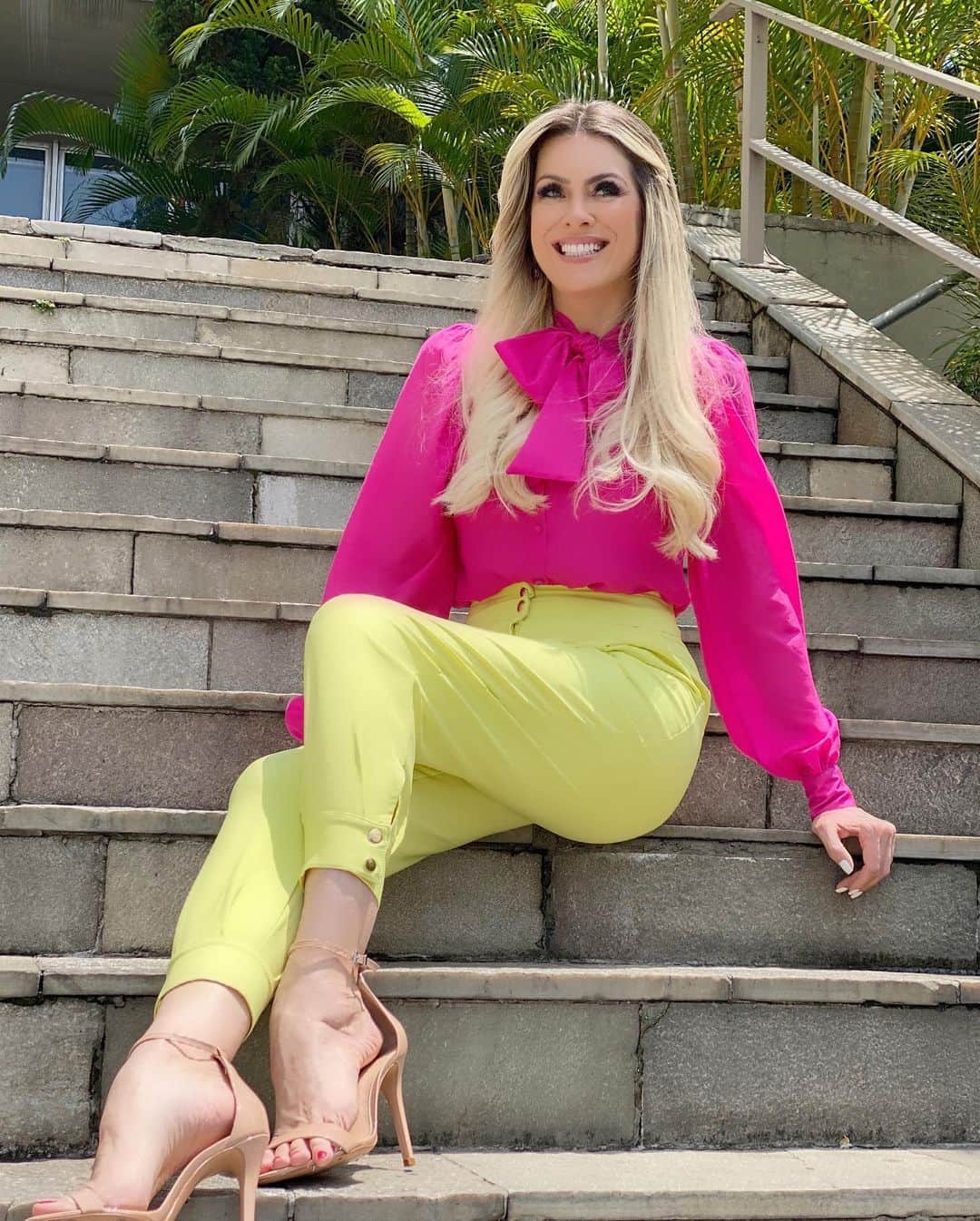 レナータ・ファンさんのインスタグラム写真 - (レナータ・ファンInstagram)「Uma rápida sessão de várias fotos para o @jogoaberto  Styling @josiealves  Calça @coralieoficial  Fotos/Cabelo @josigss  Maquiagem @malbajs  Assistente de Figurino @sandra_santos18」10月22日 6時26分 - renatafan