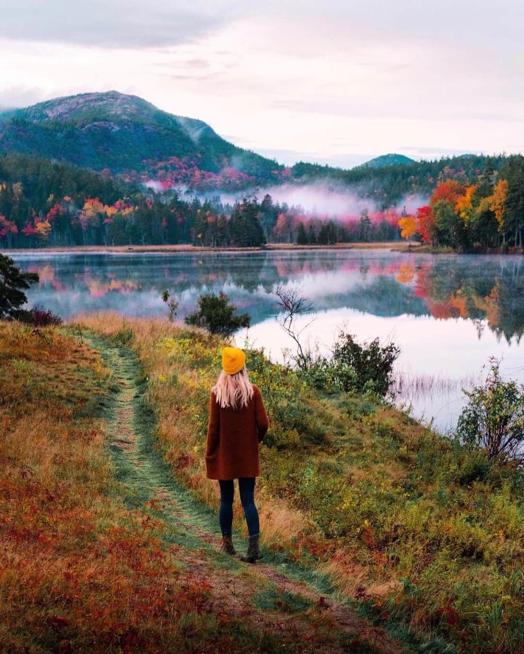 FOLKさんのインスタグラム写真 - (FOLKInstagram)「Only fall feels. Today’s favorites: 1.) @benwaugh 2.) @andrewtburns 3.) @jacobnordin 4.) @alwaysroaming 5.) @evakosmasflores 6.) @josiahwalkerphoto」10月22日 6時29分 - folkmagazine