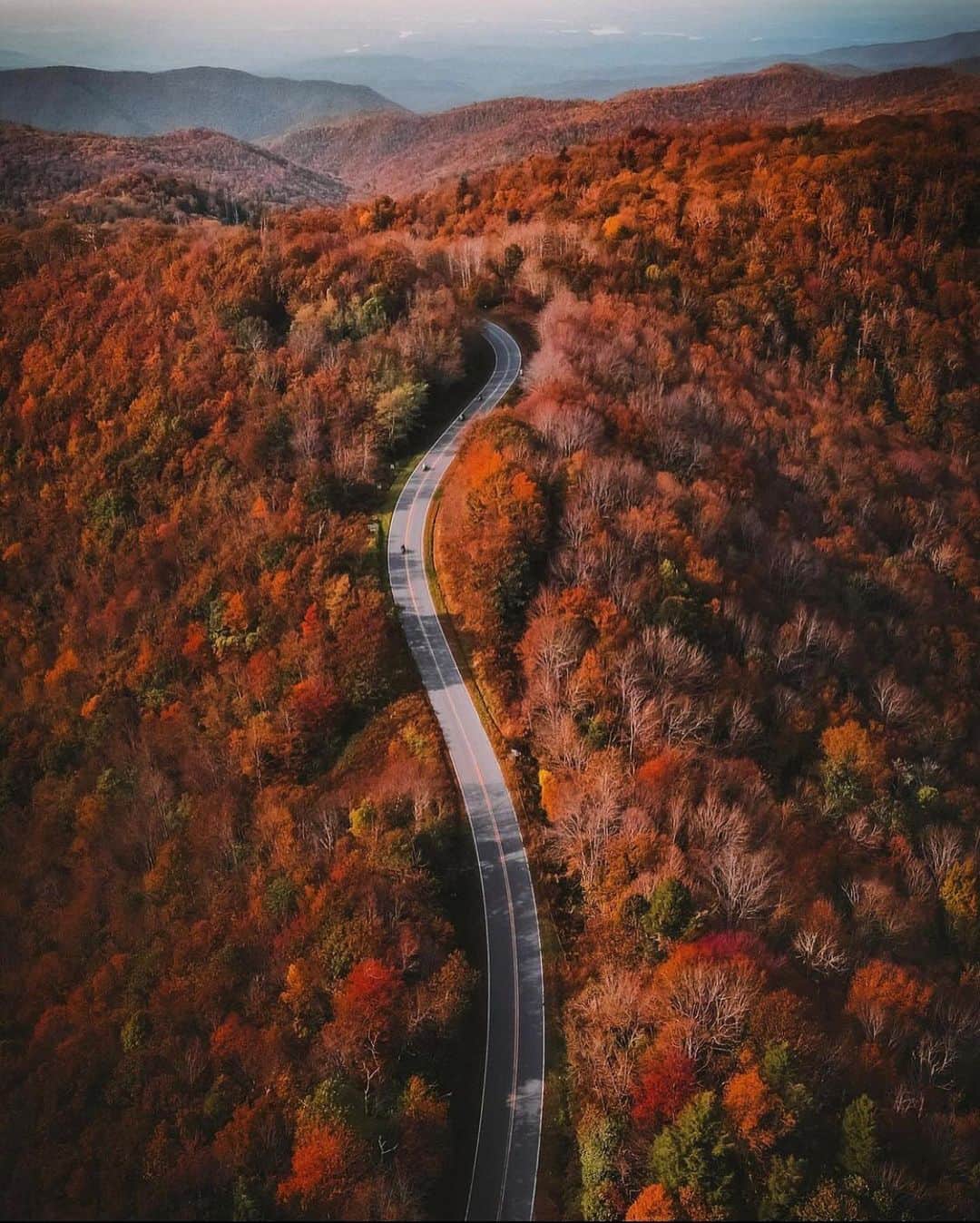 FOLKさんのインスタグラム写真 - (FOLKInstagram)「Only fall feels. Today’s favorites: 1.) @benwaugh 2.) @andrewtburns 3.) @jacobnordin 4.) @alwaysroaming 5.) @evakosmasflores 6.) @josiahwalkerphoto」10月22日 6時29分 - folkmagazine