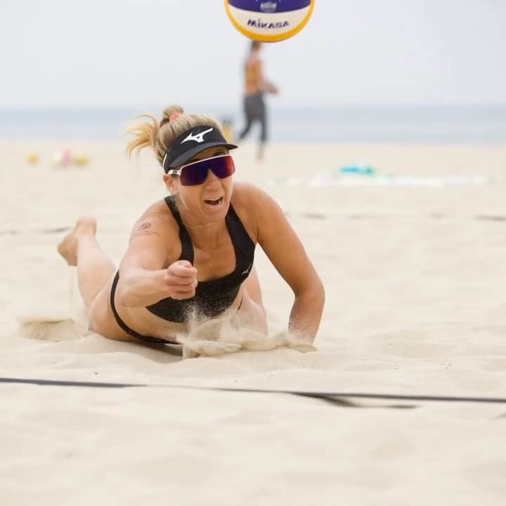 エイプリル・ロスのインスタグラム：「Got sandy today at the #HermosaMini hosted by @sandcourtexperts 🤗 Grateful for some friendly competition right now🙏🏼   Link to watch tomorrow’s playoff action is in my story 🔗   📸: @agamephoto ⚡️」