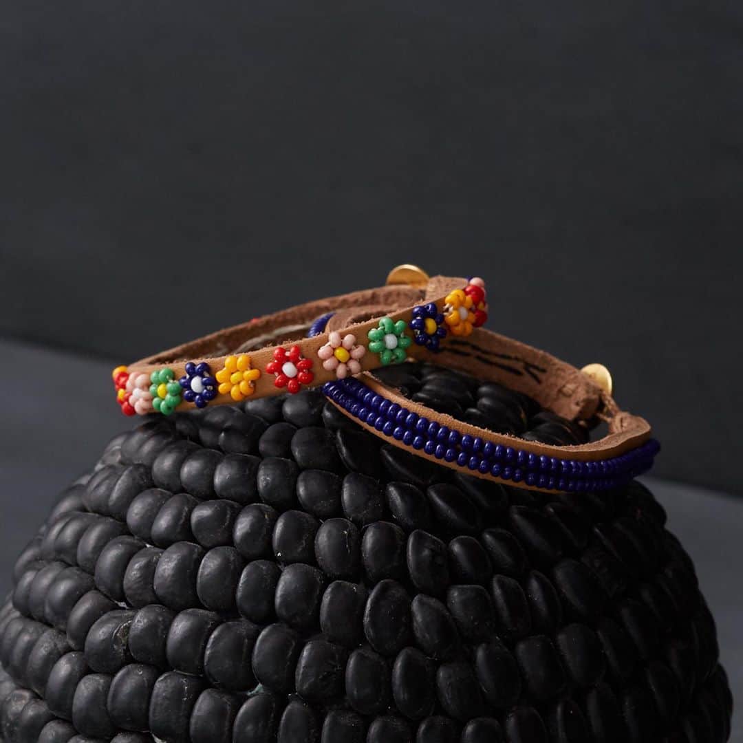 チャンルーのインスタグラム：「The beadwork of the Maasai people of Kenya is steeped in tradition. Primarily done by women, it involves a time-honored, handcrafted technique and each bead color holds meaning. The Chan Luu x Ethical Fashion Initiative capsule was designed in collaboration with these artisans, and supports sustainable livelihoods for the people within the region. Tap to discover the collection, available for pre-order now 🇰🇪」