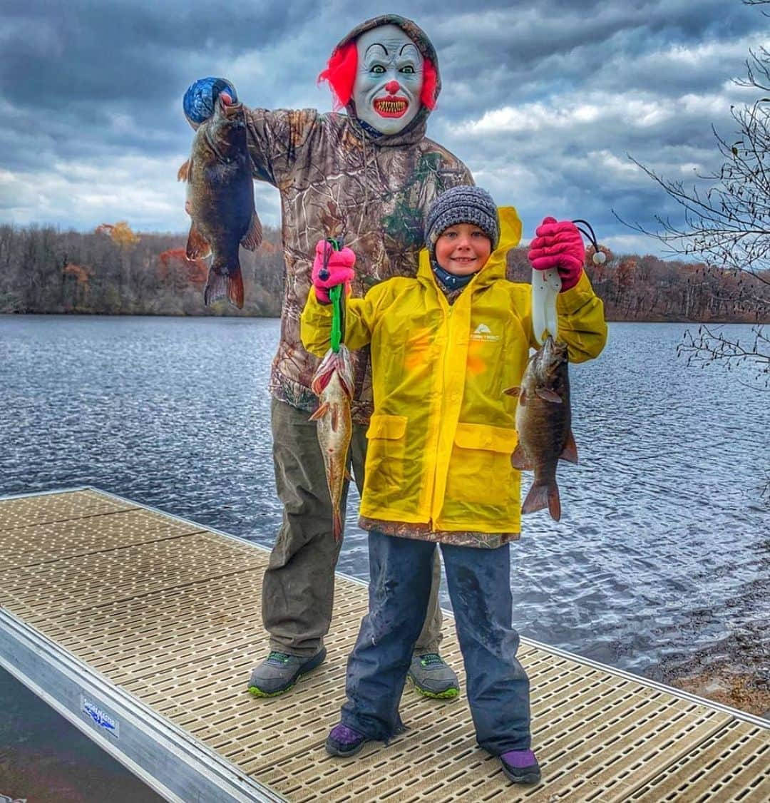 Filthy Anglers™さんのインスタグラム写真 - (Filthy Anglers™Instagram)「It’s great to see IT getting along so well with Georgie right? Curious if all the children float in that lake 🙄- Our buddy Mat @ike_outdoors had a little fun with his daughter Alayna as they joined in on our #filthyboo Halloween costume contest. A very solid entry right here my friends. You still have time to enter, so get dressed up and go fishing! Congrats you two, you are Certified Filthy www.filthyanglers.com #fishing #bass #smallmouth #outdoors #nature #costume #halloween #bass #it #georgie #scary #filthyanglers #getfilthy」10月22日 6時43分 - filthyanglers