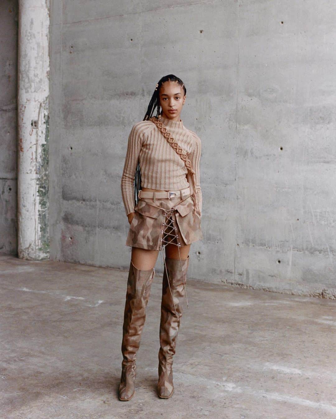Fashion Weekさんのインスタグラム写真 - (Fashion WeekInstagram)「Au naturale 🍂 #NYFW designer @dionlee found inspiration in nature for his Spring 2021 collection, leaning into a minimal, neutral color palette.」10月22日 6時37分 - fashionweek
