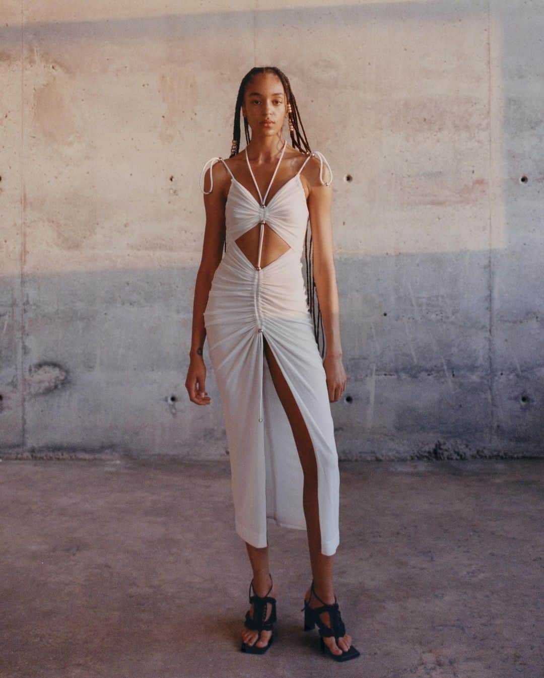 Fashion Weekさんのインスタグラム写真 - (Fashion WeekInstagram)「Au naturale 🍂 #NYFW designer @dionlee found inspiration in nature for his Spring 2021 collection, leaning into a minimal, neutral color palette.」10月22日 6時37分 - fashionweek