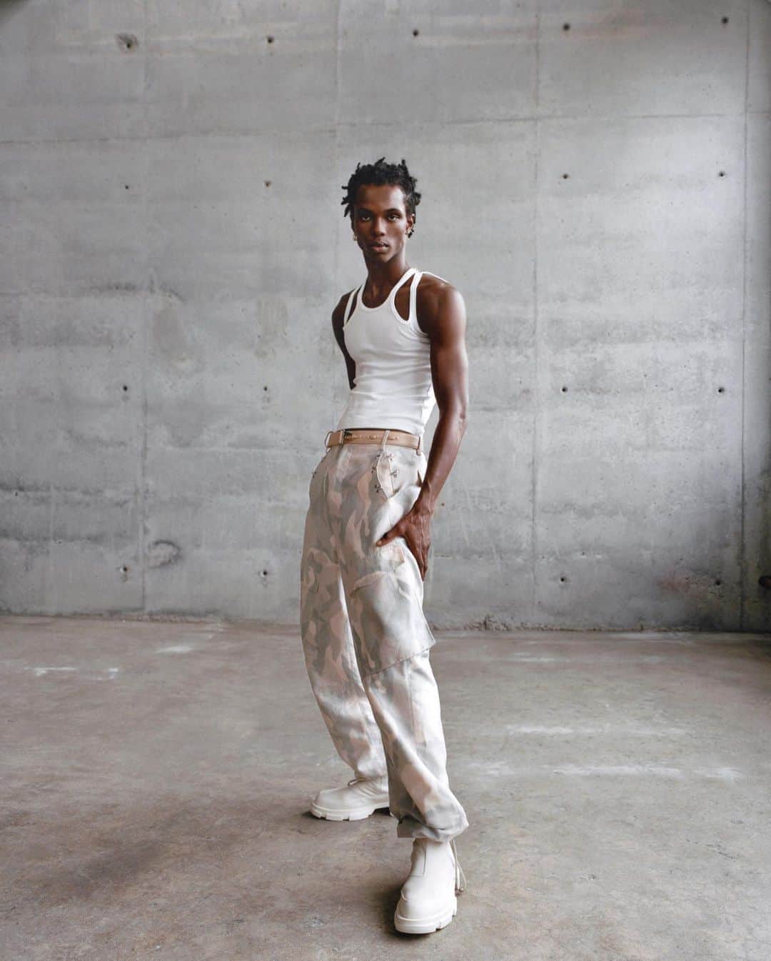 Fashion Weekさんのインスタグラム写真 - (Fashion WeekInstagram)「Au naturale 🍂 #NYFW designer @dionlee found inspiration in nature for his Spring 2021 collection, leaning into a minimal, neutral color palette.」10月22日 6時37分 - fashionweek