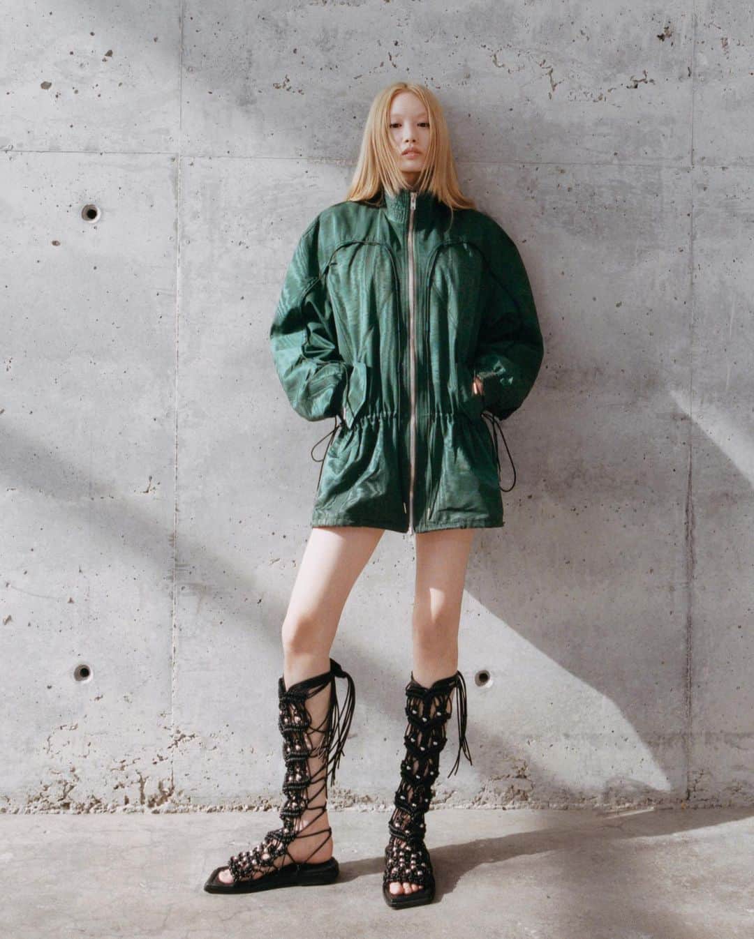 Fashion Weekさんのインスタグラム写真 - (Fashion WeekInstagram)「Au naturale 🍂 #NYFW designer @dionlee found inspiration in nature for his Spring 2021 collection, leaning into a minimal, neutral color palette.」10月22日 6時37分 - fashionweek