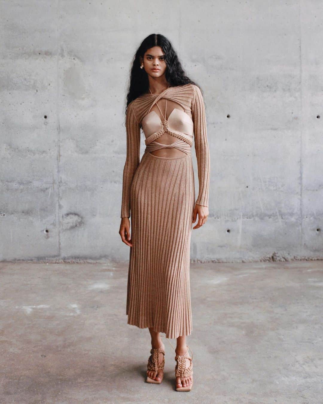 Fashion Weekのインスタグラム：「Au naturale 🍂 #NYFW designer @dionlee found inspiration in nature for his Spring 2021 collection, leaning into a minimal, neutral color palette.」
