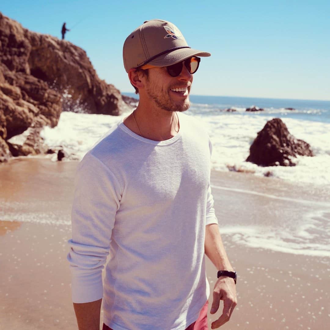 アダム・センさんのインスタグラム写真 - (アダム・センInstagram)「Beach and smiles go together!」10月22日 6時47分 - adamsenn