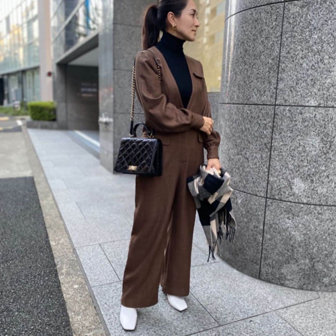 亀恭子のインスタグラム：「いつかの。  ブラウンのオールインワン、 細かなチェック柄に ストールのチェックをレイヤード。  someday's… #fashion #ootd #kkstyle #tokyo #kamescloset #allinone #column #mycolumn #knit #epocatheshop #stole #johnstons ×#haunt 別注　#bag #chanel #shoes #sigersonmorrison #october #autumn」