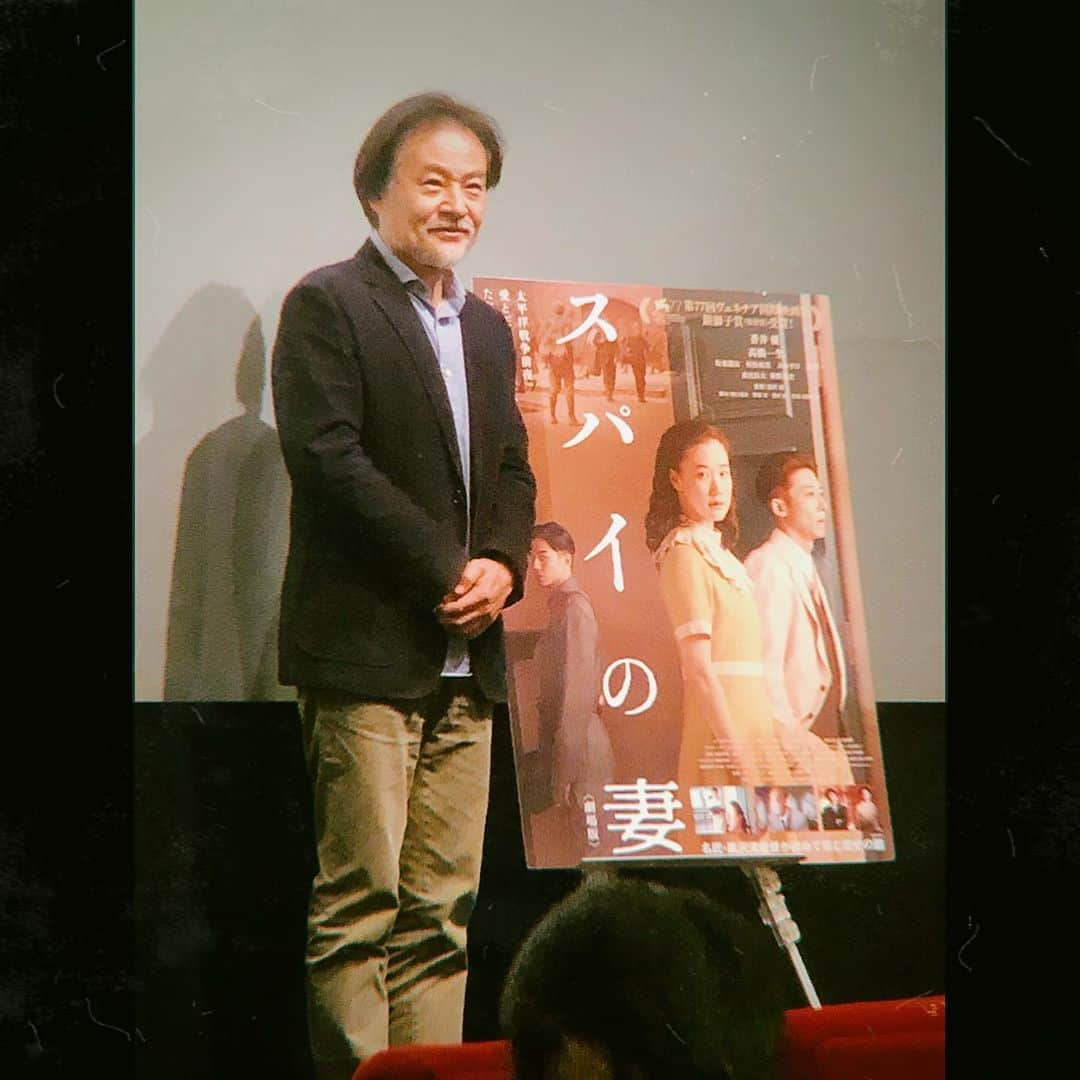 まりゑさんのインスタグラム写真 - (まりゑInstagram)「映画『スパイの妻』鑑賞🎬黒沢清監督作品  あの時代の持つ、優美さやミステリアスな空気感が 登場人物たちの心情とリンクしたように感じ一気に吸い込まれるよう観入っていた。 どこを切り取っても、光がいつだって美しくて、不思議と“静寂”を感じて好き。 衣装も、メインの皆様は全てゼロから作ってるのとことで 本当に素敵な衣装ばかりだった。 音楽も心地よかったなー。  偶然、黒沢監督のトークショー付きの回でラッキー✨撮影タイム沢山の📸📱レンズを向けられ恥ずかしそうにする監督がとても可愛かったです。  #スパイの妻 #映画 #映画鑑賞  #邦画こそ映画館で #黒沢清 #監督 #作品  #movie #japanesemovie  #ヴェネチア国際映画祭銀獅子賞」10月22日 6時59分 - manmarumarie