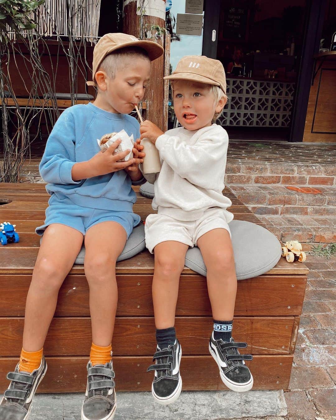 RUBY TUESDAY MATTHEWSさんのインスタグラム写真 - (RUBY TUESDAY MATTHEWSInstagram)「MY BOYS 🤍 Love hate relationship this one 😂 #brothers wearing the cutest little sets and hats from @bud_thelabel 🤍」10月22日 6時55分 - rubytuesdaymatthews