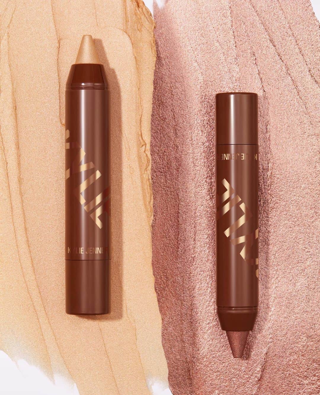 Kylie Cosmeticsさんのインスタグラム写真 - (Kylie CosmeticsInstagram)「you'll love our gorgeous shadow sticks for fall season glam! ✨ this transfer-resistant formula glides on effortlessly and sets for all day wear. swipe for swatches! 🐆⁠⠀ ⁠⠀ shadow stick shades: ⁠⠀ 🐾 Catch Me if You Can- metallic icy gold⁠⠀ 🐾 Born to Be Wild- metallic pink champagne」10月22日 7時09分 - kyliecosmetics