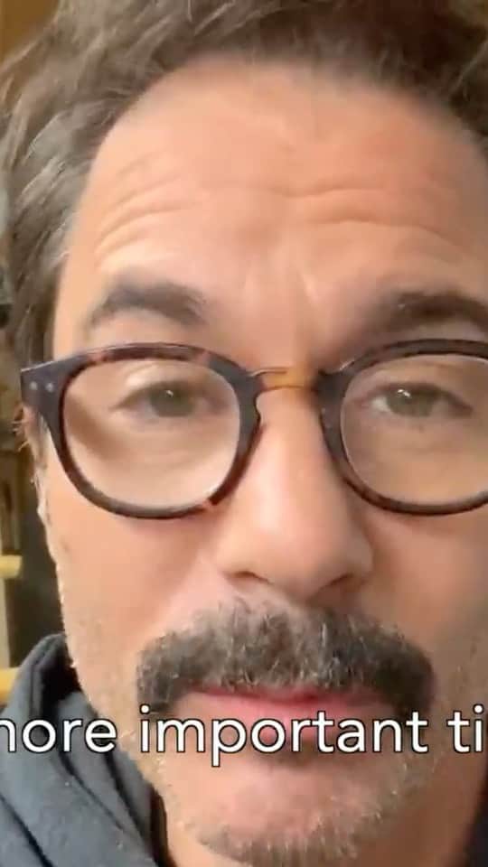 マット・ボマーのインスタグラム：「Here with the cast of Will and Grace asking you to #makeaplan and #vote. Reach out to those around you (even if it’s only via Zoom) and make sure they have a plan as well. For any questions or help, head to vote.gov , or head to the link in my bio. @therealdebramessing @eric_mccormack @seanhayes @driverminnie @brianjordanalvarez #blythedanner」