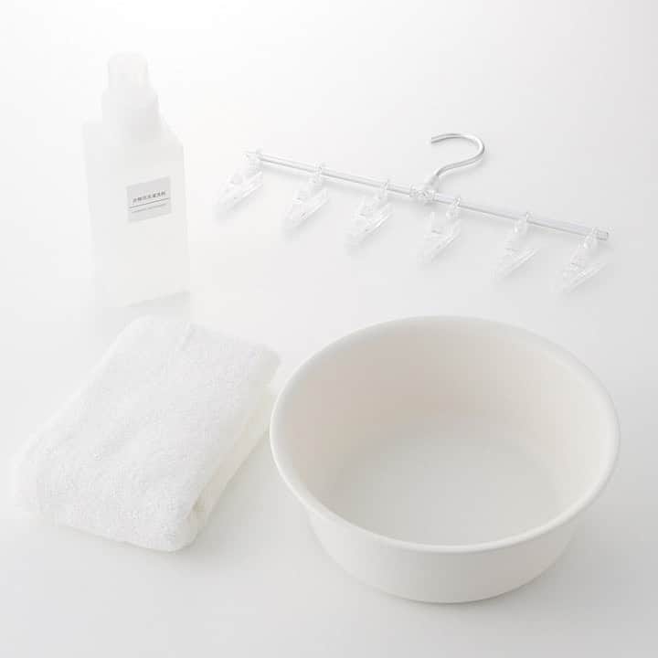MUJI USAさんのインスタグラム写真 - (MUJI USAInstagram)「New Reusable Face Masks are now available in stores and online.  The three layers of lightweight cotton fabric can easily be santized for your next wear. Here's how:  1. Fill a small tub with lukewarm water and a neutral detergent. Gently soak and press the mask in the soapy water, and avoid scrubbing to prevent pilling or fraying of the fabric. 2. Pat the mask dry using a clean towel to remove excess water. Do not wring dry. 3. Hang the mask to dry in a shaded, well-ventilated area. Your mask is ready to use again! #muji #mujiusa」10月22日 7時03分 - mujiusa