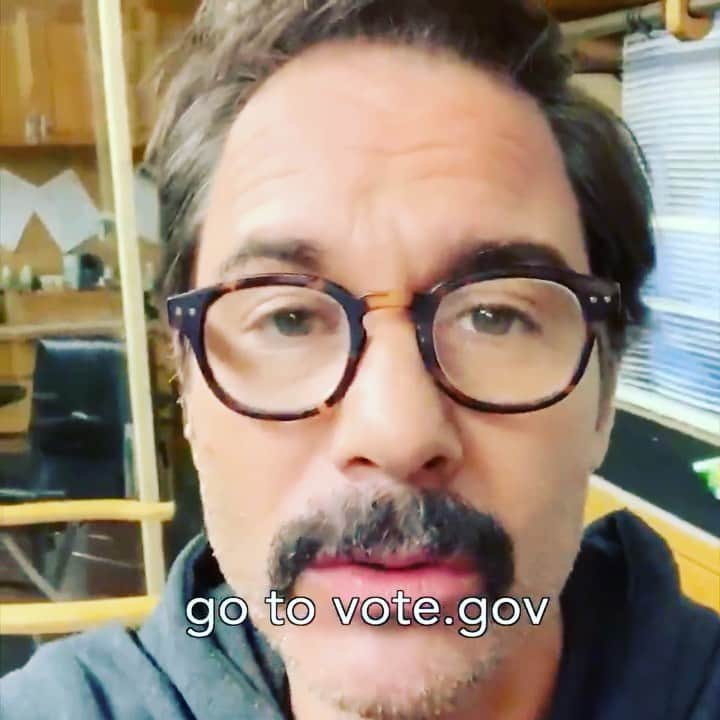 マット・ボマーのインスタグラム：「Here with the cast of Will and Grace to encourage you to make your voice heard. #makeaplan and #vote. Reach out to those around you (even if it’s only via Zoom), and make sure they have a plan as well. If you have any questions, go to vote.gov , or head to the link in my bio. @therealdebramessing @eric_mccormack @seanhayes @driverminnie @brianjordanalvarez」