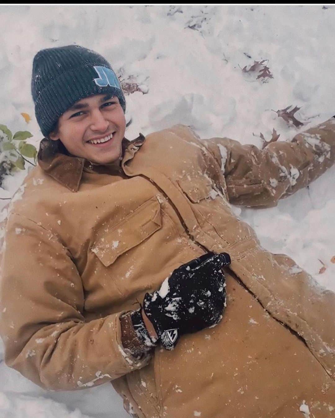 Jonahmaraisさんのインスタグラム写真 - (JonahmaraisInstagram)「had the best sledding and snowball fight sesh with @imsveamarie this morning」10月22日 7時03分 - jonahmarais