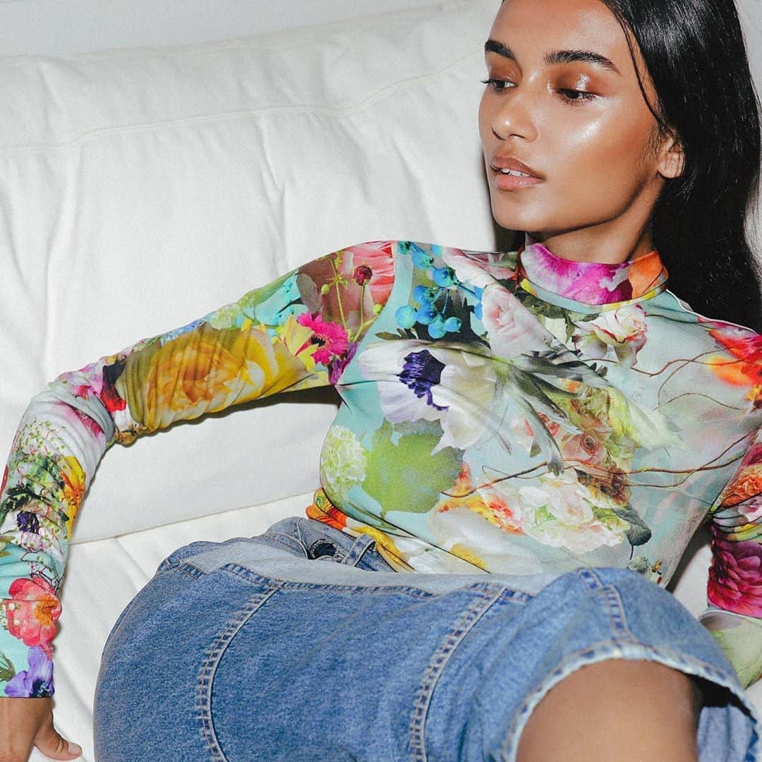 のインスタグラム：「Dressed down 💐 Tap to shop the surrealist floral print turtleneck, available on PrabalGurung.com」
