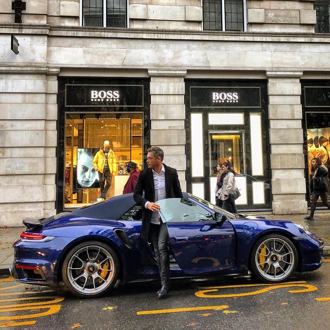 アンドレ・ロッテラーのインスタグラム：「When my fiancée is working... I’m out cruising & shopping 🤣! @porsche_gb @boss #porsche991turbos」