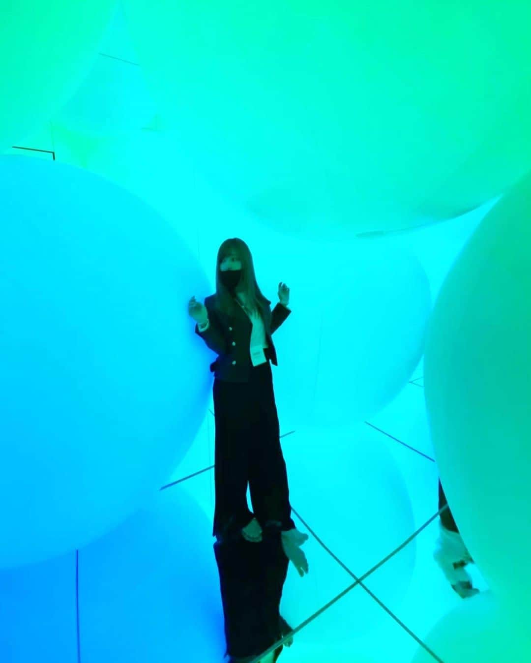 五位渕のぞみさんのインスタグラム写真 - (五位渕のぞみInstagram)「#teamLabPlanets TOKYOへ⭐️🌈✨ @teamlab.planets @teamlab  豊洲にある「水に入るミュージアム」 フォトジェニックな空間に感動しっぱなしでした😭💓✨✨ ㅤㅤㅤㅤㅤㅤㅤㅤㅤ  💙teamLab Planets TOKYO💙 東京都江東区豊洲6-1-16 （新豊洲駅の目の前） ㅤㅤㅤㅤㅤㅤㅤㅤㅤ ✅開催期間 開催中～2022年末までの期間限定 ㅤㅤㅤㅤㅤㅤㅤㅤㅤ ✅営業時間 平日　10:00～19:00 休日　9:00～19:00 ㅤㅤㅤㅤㅤㅤㅤㅤㅤ ✅料金 ＜2020/6/13～入場分＞エントランスパス 大人（18歳以上）：3,200円 学割（大学生・専門学生）：2,500円 学割（中学生・高校生）：2,000円 小人（4歳～12歳）：800円 シニア（65歳以上）：2,400円 障がい者割引：1,600円 ㅤㅤㅤㅤㅤㅤㅤㅤㅤ ————————————————————————  🎫お得なクーポン🎫 ㅤㅤㅤㅤㅤㅤㅤㅤㅤ 公式サイトにて使用できる期間限定クーポンで チケット代30%OFF！大人チケットの場合、　3,200円→2,240円に！！  ▼クーポンコード planets  ▼対象入場期間 2020/10/1(木)~2021/2/28(日)  ▼使用方法： チームラボプラネッツ（豊洲）の公式サイトで チケット購入時にクーポンコード「planets」を 入力し「適用」ボタンを押すと、割引価格で購入可😭ㅤㅤㅤㅤㅤㅤㅤㅤㅤㅤㅤㅤㅤㅤㅤㅤㅤㅤ 東京に２つのチームラボ💫 💟地図のないミュージアム(お台場) 　　👉「チームラボボーダレス」 💟水に入るミュージアム(豊洲） 　　👉チームラボプラネッツ ㅤㅤㅤㅤㅤㅤㅤㅤㅤ ㅤㅤㅤㅤㅤㅤㅤㅤㅤ お台場と豊洲の2つの「チームラボ」は 「お台場は子ども向け、豊洲は大人向け」と聞くのですが、豊洲も水に入る作品があるなどお子さんでも 十分楽しめる空間だなぁーと思いました👦💗👧 ㅤㅤㅤㅤㅤㅤㅤㅤㅤ 両方のアート世界を体感してみるのも良さそ🥰❤️ ㅤㅤㅤㅤㅤㅤㅤㅤㅤ 足の骨折が治ったらゼッタイお台場も行きたい😆🎶 ㅤㅤㅤㅤㅤㅤㅤㅤㅤ ㅤㅤㅤㅤㅤㅤㅤㅤㅤ ㅤㅤㅤㅤㅤㅤㅤㅤㅤ  ㅤㅤㅤㅤㅤㅤㅤㅤㅤ ㅤㅤㅤㅤㅤㅤㅤㅤㅤ ㅤㅤㅤㅤㅤㅤㅤㅤㅤ  ㅤㅤㅤㅤㅤㅤㅤㅤㅤ ㅤㅤㅤㅤㅤㅤㅤㅤㅤ ㅤㅤㅤㅤㅤㅤㅤㅤㅤ  ㅤㅤㅤㅤㅤㅤㅤㅤㅤ ㅤㅤㅤㅤㅤㅤㅤㅤㅤ ㅤㅤㅤㅤㅤㅤㅤㅤㅤ  #チームラボプラネッツ #チームラボ豊洲 #pr #トリドリベース #豊洲 #新豊洲 #フォトジェニック #팀랩 #팀랩라이프 #art #digitalart #waterart #japan #visitjapan #tokyo #toyosu #instaart #photogenic #teamLabBorderless #teamLab无界 #teamLab无界上海 #teamLabShanghai #デジタルアート #デートスポット #チームラボボーダレス #豊洲デート @teamlab_borderless @teamlab.planets @teamlab_borderless_shanghai」10月22日 7時11分 - nonnon0319