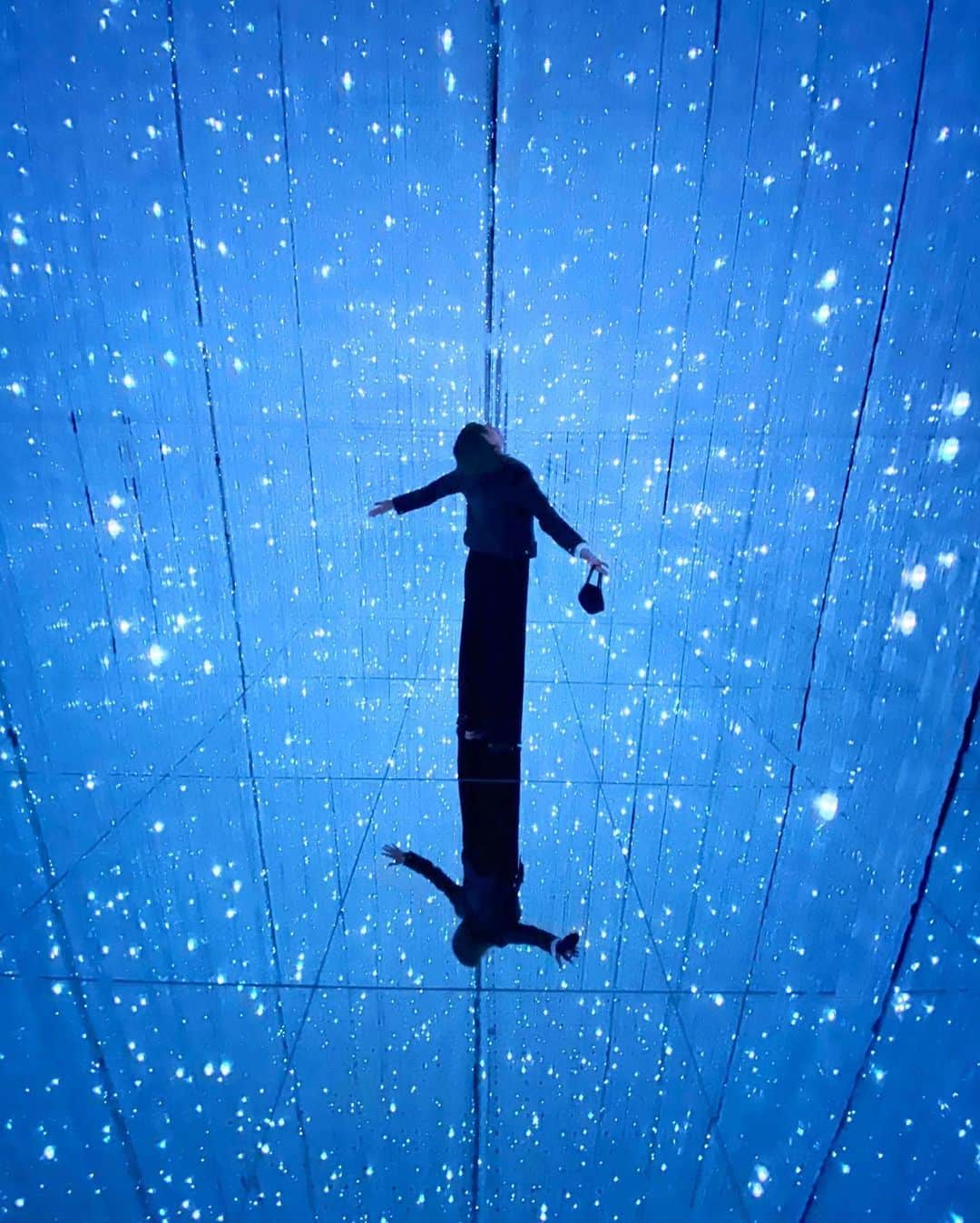 五位渕のぞみさんのインスタグラム写真 - (五位渕のぞみInstagram)「#teamLabPlanets TOKYOへ⭐️🌈✨ @teamlab.planets @teamlab  豊洲にある「水に入るミュージアム」 フォトジェニックな空間に感動しっぱなしでした😭💓✨✨ ㅤㅤㅤㅤㅤㅤㅤㅤㅤ  💙teamLab Planets TOKYO💙 東京都江東区豊洲6-1-16 （新豊洲駅の目の前） ㅤㅤㅤㅤㅤㅤㅤㅤㅤ ✅開催期間 開催中～2022年末までの期間限定 ㅤㅤㅤㅤㅤㅤㅤㅤㅤ ✅営業時間 平日　10:00～19:00 休日　9:00～19:00 ㅤㅤㅤㅤㅤㅤㅤㅤㅤ ✅料金 ＜2020/6/13～入場分＞エントランスパス 大人（18歳以上）：3,200円 学割（大学生・専門学生）：2,500円 学割（中学生・高校生）：2,000円 小人（4歳～12歳）：800円 シニア（65歳以上）：2,400円 障がい者割引：1,600円 ㅤㅤㅤㅤㅤㅤㅤㅤㅤ ————————————————————————  🎫お得なクーポン🎫 ㅤㅤㅤㅤㅤㅤㅤㅤㅤ 公式サイトにて使用できる期間限定クーポンで チケット代30%OFF！大人チケットの場合、　3,200円→2,240円に！！  ▼クーポンコード planets  ▼対象入場期間 2020/10/1(木)~2021/2/28(日)  ▼使用方法： チームラボプラネッツ（豊洲）の公式サイトで チケット購入時にクーポンコード「planets」を 入力し「適用」ボタンを押すと、割引価格で購入可😭ㅤㅤㅤㅤㅤㅤㅤㅤㅤㅤㅤㅤㅤㅤㅤㅤㅤㅤ 東京に２つのチームラボ💫 💟地図のないミュージアム(お台場) 　　👉「チームラボボーダレス」 💟水に入るミュージアム(豊洲） 　　👉チームラボプラネッツ ㅤㅤㅤㅤㅤㅤㅤㅤㅤ ㅤㅤㅤㅤㅤㅤㅤㅤㅤ お台場と豊洲の2つの「チームラボ」は 「お台場は子ども向け、豊洲は大人向け」と聞くのですが、豊洲も水に入る作品があるなどお子さんでも 十分楽しめる空間だなぁーと思いました👦💗👧 ㅤㅤㅤㅤㅤㅤㅤㅤㅤ 両方のアート世界を体感してみるのも良さそ🥰❤️ ㅤㅤㅤㅤㅤㅤㅤㅤㅤ 足の骨折が治ったらゼッタイお台場も行きたい😆🎶 ㅤㅤㅤㅤㅤㅤㅤㅤㅤ ㅤㅤㅤㅤㅤㅤㅤㅤㅤ ㅤㅤㅤㅤㅤㅤㅤㅤㅤ  ㅤㅤㅤㅤㅤㅤㅤㅤㅤ ㅤㅤㅤㅤㅤㅤㅤㅤㅤ ㅤㅤㅤㅤㅤㅤㅤㅤㅤ  ㅤㅤㅤㅤㅤㅤㅤㅤㅤ ㅤㅤㅤㅤㅤㅤㅤㅤㅤ ㅤㅤㅤㅤㅤㅤㅤㅤㅤ  ㅤㅤㅤㅤㅤㅤㅤㅤㅤ ㅤㅤㅤㅤㅤㅤㅤㅤㅤ ㅤㅤㅤㅤㅤㅤㅤㅤㅤ  #チームラボプラネッツ #チームラボ豊洲 #pr #トリドリベース #豊洲 #新豊洲 #フォトジェニック #팀랩 #팀랩라이프 #art #digitalart #waterart #japan #visitjapan #tokyo #toyosu #instaart #photogenic #teamLabBorderless #teamLab无界 #teamLab无界上海 #teamLabShanghai #デジタルアート #デートスポット #チームラボボーダレス #豊洲デート @teamlab_borderless @teamlab.planets @teamlab_borderless_shanghai」10月22日 7時11分 - nonnon0319