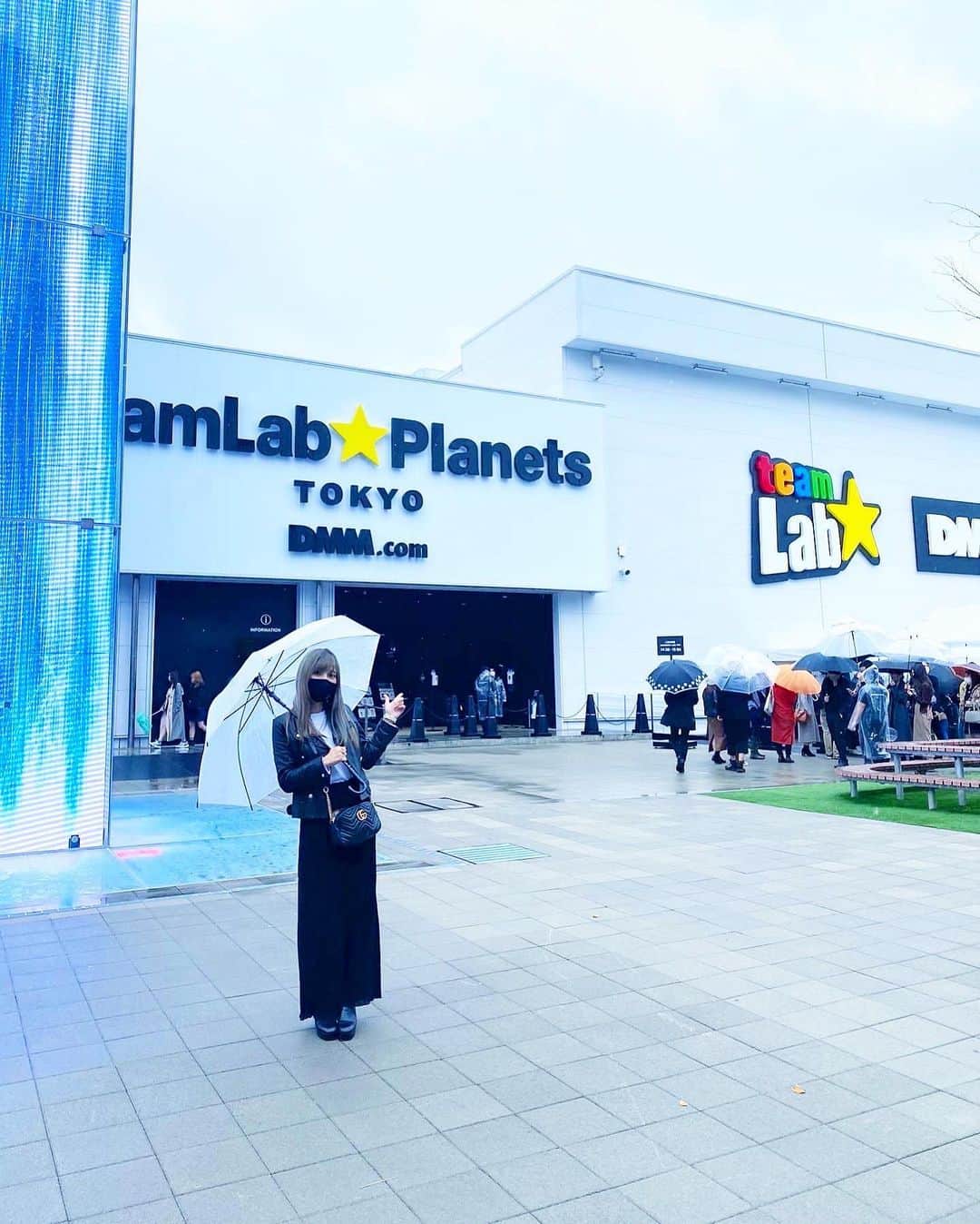 五位渕のぞみさんのインスタグラム写真 - (五位渕のぞみInstagram)「#teamLabPlanets TOKYOへ⭐️🌈✨ @teamlab.planets @teamlab  豊洲にある「水に入るミュージアム」 フォトジェニックな空間に感動しっぱなしでした😭💓✨✨ ㅤㅤㅤㅤㅤㅤㅤㅤㅤ  💙teamLab Planets TOKYO💙 東京都江東区豊洲6-1-16 （新豊洲駅の目の前） ㅤㅤㅤㅤㅤㅤㅤㅤㅤ ✅開催期間 開催中～2022年末までの期間限定 ㅤㅤㅤㅤㅤㅤㅤㅤㅤ ✅営業時間 平日　10:00～19:00 休日　9:00～19:00 ㅤㅤㅤㅤㅤㅤㅤㅤㅤ ✅料金 ＜2020/6/13～入場分＞エントランスパス 大人（18歳以上）：3,200円 学割（大学生・専門学生）：2,500円 学割（中学生・高校生）：2,000円 小人（4歳～12歳）：800円 シニア（65歳以上）：2,400円 障がい者割引：1,600円 ㅤㅤㅤㅤㅤㅤㅤㅤㅤ ————————————————————————  🎫お得なクーポン🎫 ㅤㅤㅤㅤㅤㅤㅤㅤㅤ 公式サイトにて使用できる期間限定クーポンで チケット代30%OFF！大人チケットの場合、　3,200円→2,240円に！！  ▼クーポンコード planets  ▼対象入場期間 2020/10/1(木)~2021/2/28(日)  ▼使用方法： チームラボプラネッツ（豊洲）の公式サイトで チケット購入時にクーポンコード「planets」を 入力し「適用」ボタンを押すと、割引価格で購入可😭ㅤㅤㅤㅤㅤㅤㅤㅤㅤㅤㅤㅤㅤㅤㅤㅤㅤㅤ 東京に２つのチームラボ💫 💟地図のないミュージアム(お台場) 　　👉「チームラボボーダレス」 💟水に入るミュージアム(豊洲） 　　👉チームラボプラネッツ ㅤㅤㅤㅤㅤㅤㅤㅤㅤ ㅤㅤㅤㅤㅤㅤㅤㅤㅤ お台場と豊洲の2つの「チームラボ」は 「お台場は子ども向け、豊洲は大人向け」と聞くのですが、豊洲も水に入る作品があるなどお子さんでも 十分楽しめる空間だなぁーと思いました👦💗👧 ㅤㅤㅤㅤㅤㅤㅤㅤㅤ 両方のアート世界を体感してみるのも良さそ🥰❤️ ㅤㅤㅤㅤㅤㅤㅤㅤㅤ 足の骨折が治ったらゼッタイお台場も行きたい😆🎶 ㅤㅤㅤㅤㅤㅤㅤㅤㅤ ㅤㅤㅤㅤㅤㅤㅤㅤㅤ ㅤㅤㅤㅤㅤㅤㅤㅤㅤ  ㅤㅤㅤㅤㅤㅤㅤㅤㅤ ㅤㅤㅤㅤㅤㅤㅤㅤㅤ ㅤㅤㅤㅤㅤㅤㅤㅤㅤ  ㅤㅤㅤㅤㅤㅤㅤㅤㅤ ㅤㅤㅤㅤㅤㅤㅤㅤㅤ ㅤㅤㅤㅤㅤㅤㅤㅤㅤ  ㅤㅤㅤㅤㅤㅤㅤㅤㅤ ㅤㅤㅤㅤㅤㅤㅤㅤㅤ ㅤㅤㅤㅤㅤㅤㅤㅤㅤ  #チームラボプラネッツ #チームラボ豊洲 #pr #トリドリベース #豊洲 #新豊洲 #フォトジェニック #팀랩 #팀랩라이프 #art #digitalart #waterart #japan #visitjapan #tokyo #toyosu #instaart #photogenic #teamLabBorderless #teamLab无界 #teamLab无界上海 #teamLabShanghai #デジタルアート #デートスポット #チームラボボーダレス #豊洲デート @teamlab_borderless @teamlab.planets @teamlab_borderless_shanghai」10月22日 7時11分 - nonnon0319
