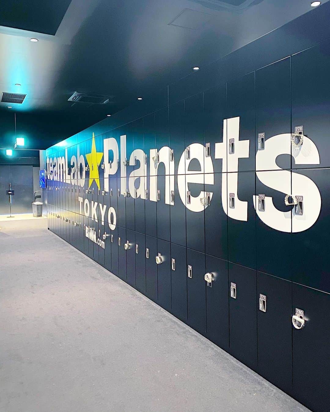 五位渕のぞみさんのインスタグラム写真 - (五位渕のぞみInstagram)「#teamLabPlanets TOKYOへ⭐️🌈✨ @teamlab.planets @teamlab  豊洲にある「水に入るミュージアム」 フォトジェニックな空間に感動しっぱなしでした😭💓✨✨ ㅤㅤㅤㅤㅤㅤㅤㅤㅤ  💙teamLab Planets TOKYO💙 東京都江東区豊洲6-1-16 （新豊洲駅の目の前） ㅤㅤㅤㅤㅤㅤㅤㅤㅤ ✅開催期間 開催中～2022年末までの期間限定 ㅤㅤㅤㅤㅤㅤㅤㅤㅤ ✅営業時間 平日　10:00～19:00 休日　9:00～19:00 ㅤㅤㅤㅤㅤㅤㅤㅤㅤ ✅料金 ＜2020/6/13～入場分＞エントランスパス 大人（18歳以上）：3,200円 学割（大学生・専門学生）：2,500円 学割（中学生・高校生）：2,000円 小人（4歳～12歳）：800円 シニア（65歳以上）：2,400円 障がい者割引：1,600円 ㅤㅤㅤㅤㅤㅤㅤㅤㅤ ————————————————————————  🎫お得なクーポン🎫 ㅤㅤㅤㅤㅤㅤㅤㅤㅤ 公式サイトにて使用できる期間限定クーポンで チケット代30%OFF！大人チケットの場合、　3,200円→2,240円に！！  ▼クーポンコード planets  ▼対象入場期間 2020/10/1(木)~2021/2/28(日)  ▼使用方法： チームラボプラネッツ（豊洲）の公式サイトで チケット購入時にクーポンコード「planets」を 入力し「適用」ボタンを押すと、割引価格で購入可😭ㅤㅤㅤㅤㅤㅤㅤㅤㅤㅤㅤㅤㅤㅤㅤㅤㅤㅤ 東京に２つのチームラボ💫 💟地図のないミュージアム(お台場) 　　👉「チームラボボーダレス」 💟水に入るミュージアム(豊洲） 　　👉チームラボプラネッツ ㅤㅤㅤㅤㅤㅤㅤㅤㅤ ㅤㅤㅤㅤㅤㅤㅤㅤㅤ お台場と豊洲の2つの「チームラボ」は 「お台場は子ども向け、豊洲は大人向け」と聞くのですが、豊洲も水に入る作品があるなどお子さんでも 十分楽しめる空間だなぁーと思いました👦💗👧 ㅤㅤㅤㅤㅤㅤㅤㅤㅤ 両方のアート世界を体感してみるのも良さそ🥰❤️ ㅤㅤㅤㅤㅤㅤㅤㅤㅤ 足の骨折が治ったらゼッタイお台場も行きたい😆🎶 ㅤㅤㅤㅤㅤㅤㅤㅤㅤ ㅤㅤㅤㅤㅤㅤㅤㅤㅤ ㅤㅤㅤㅤㅤㅤㅤㅤㅤ  ㅤㅤㅤㅤㅤㅤㅤㅤㅤ ㅤㅤㅤㅤㅤㅤㅤㅤㅤ ㅤㅤㅤㅤㅤㅤㅤㅤㅤ  ㅤㅤㅤㅤㅤㅤㅤㅤㅤ ㅤㅤㅤㅤㅤㅤㅤㅤㅤ ㅤㅤㅤㅤㅤㅤㅤㅤㅤ  ㅤㅤㅤㅤㅤㅤㅤㅤㅤ ㅤㅤㅤㅤㅤㅤㅤㅤㅤ ㅤㅤㅤㅤㅤㅤㅤㅤㅤ  #チームラボプラネッツ #チームラボ豊洲 #pr #トリドリベース #豊洲 #新豊洲 #フォトジェニック #팀랩 #팀랩라이프 #art #digitalart #waterart #japan #visitjapan #tokyo #toyosu #instaart #photogenic #teamLabBorderless #teamLab无界 #teamLab无界上海 #teamLabShanghai #デジタルアート #デートスポット #チームラボボーダレス #豊洲デート @teamlab_borderless @teamlab.planets @teamlab_borderless_shanghai」10月22日 7時11分 - nonnon0319