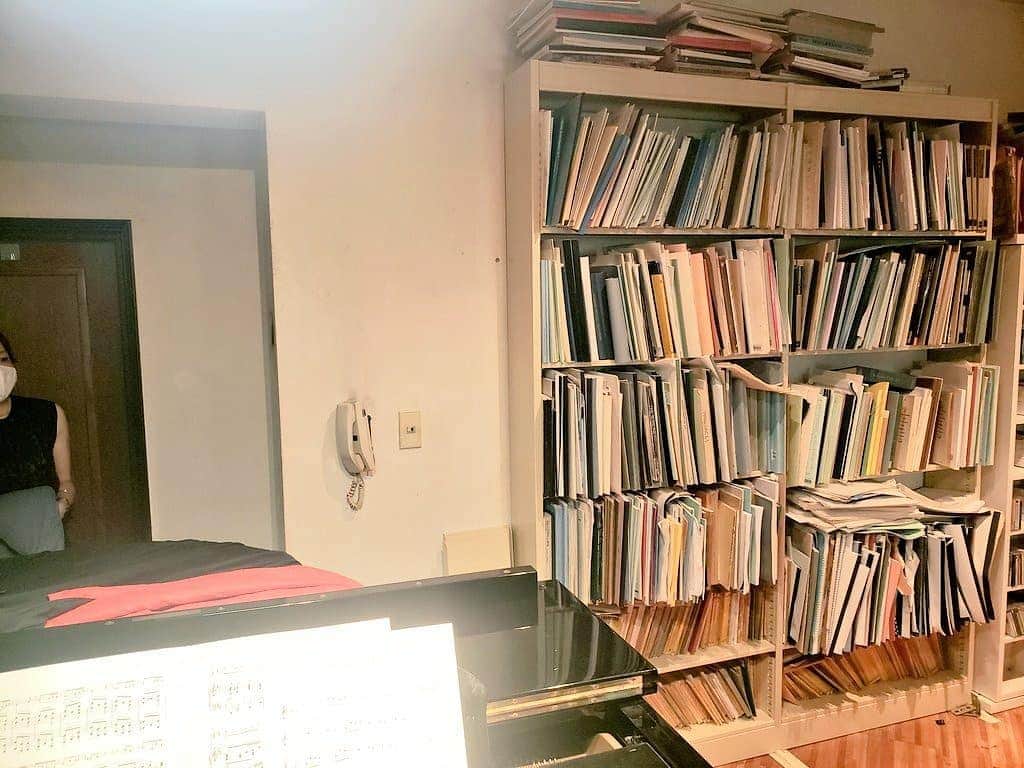 藤岡幸夫のインスタグラム：「勉強部屋でスコアを選別。 関西フィルのクラウドファンディングの返礼品に僕が所蔵しているスコアを提供する事になりまして… 返礼品は3000円～常時リニューアルしておりますので、覗くだけでもどうかよろしくお願いいたします🙇‍♀️💦💦  僕のアマチュア客演(本番＋リハ２日宿泊交通費含み)残り１件です😅 社歌校歌録音(編曲料含み)激安です❗ プロフィールのファンサイトのURLをクリックで御覧になれますm(_ _)m」
