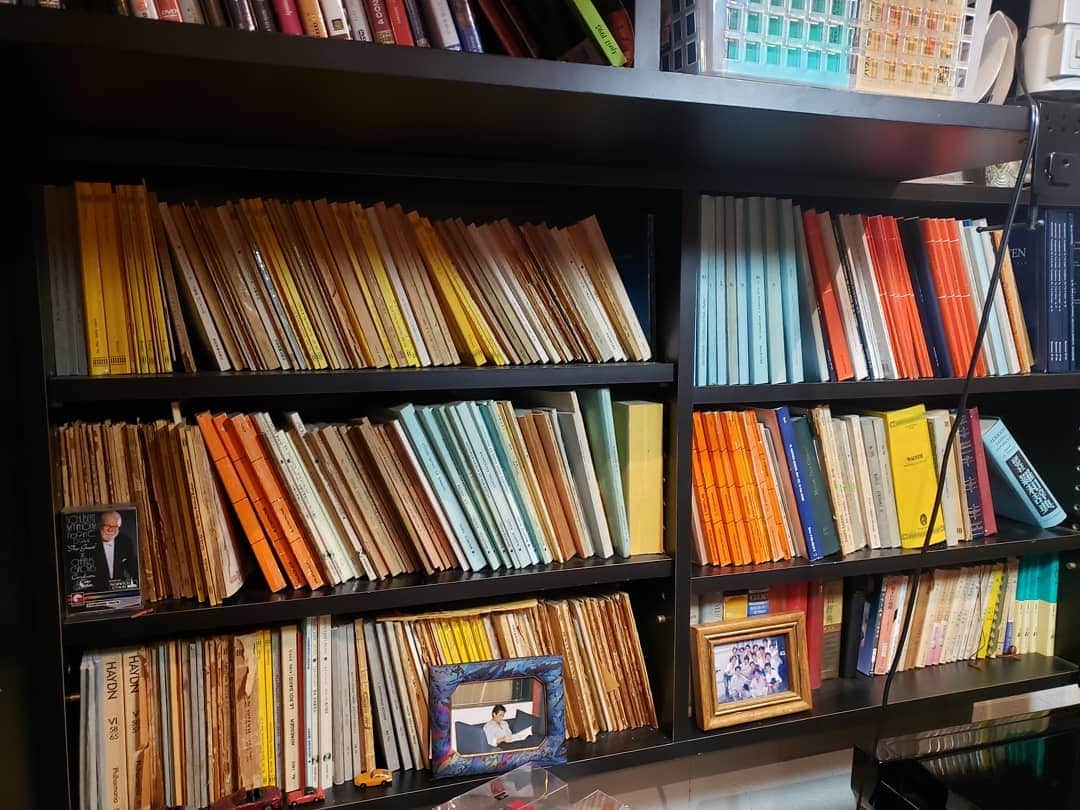 藤岡幸夫さんのインスタグラム写真 - (藤岡幸夫Instagram)「勉強部屋でスコアを選別。 関西フィルのクラウドファンディングの返礼品に僕が所蔵しているスコアを提供する事になりまして… 返礼品は3000円～常時リニューアルしておりますので、覗くだけでもどうかよろしくお願いいたします🙇‍♀️💦💦  僕のアマチュア客演(本番＋リハ２日宿泊交通費含み)残り１件です😅 社歌校歌録音(編曲料含み)激安です❗ プロフィールのファンサイトのURLをクリックで御覧になれますm(_ _)m」10月22日 7時15分 - sachio_fujioka