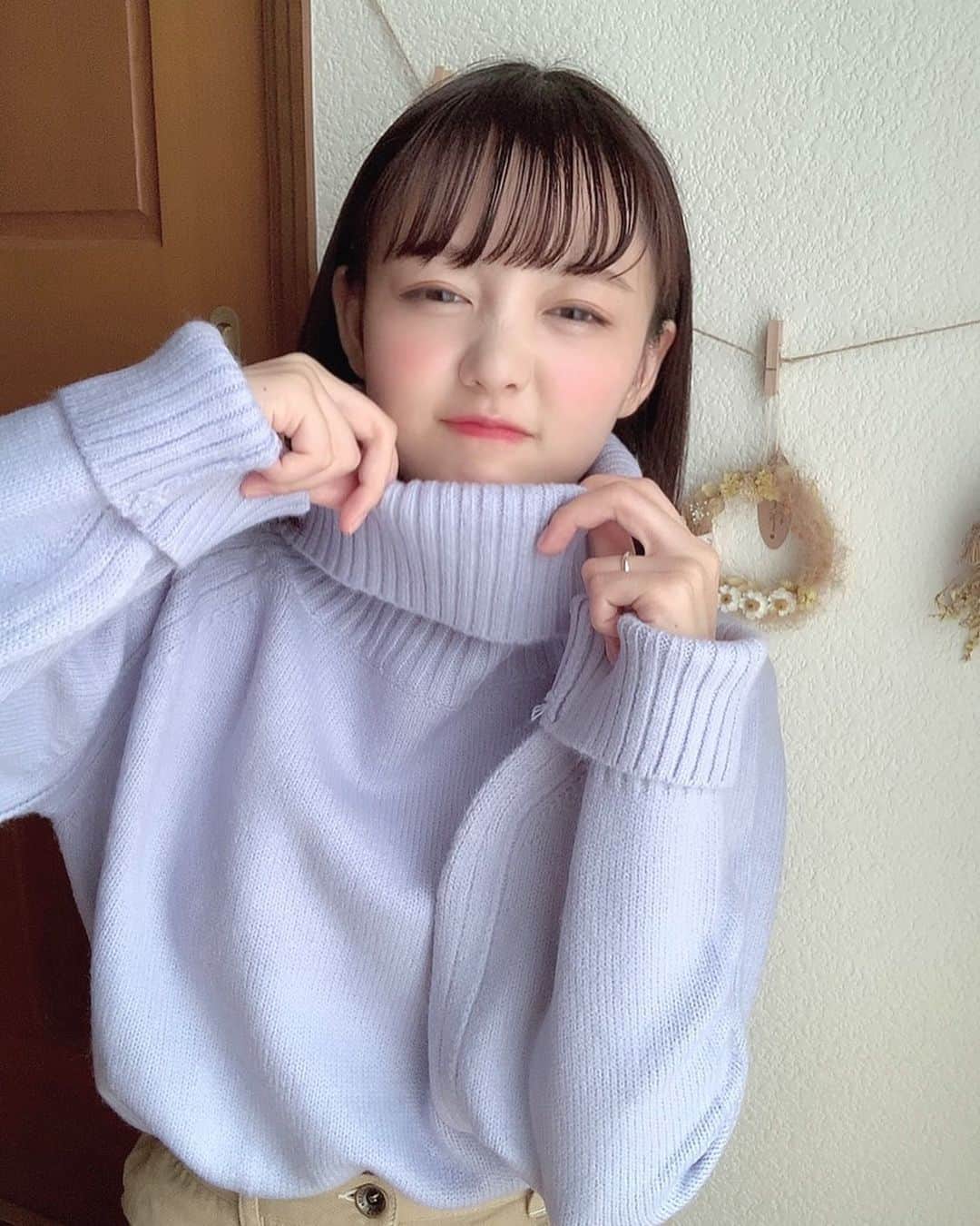 みさねのインスタグラム：「寒くなってきたね〜☃️ ㅤ ニットは @fifth_store の❣️ ㅤ #秋コーデ #ニットコーデ #カジュアル #ニット #平均身長コーデ #fifth #fifthtl #フィフス #オフタートルソフトタッチニット #ボブ #ボブアレンジ #ドライフラワーのある暮らし」