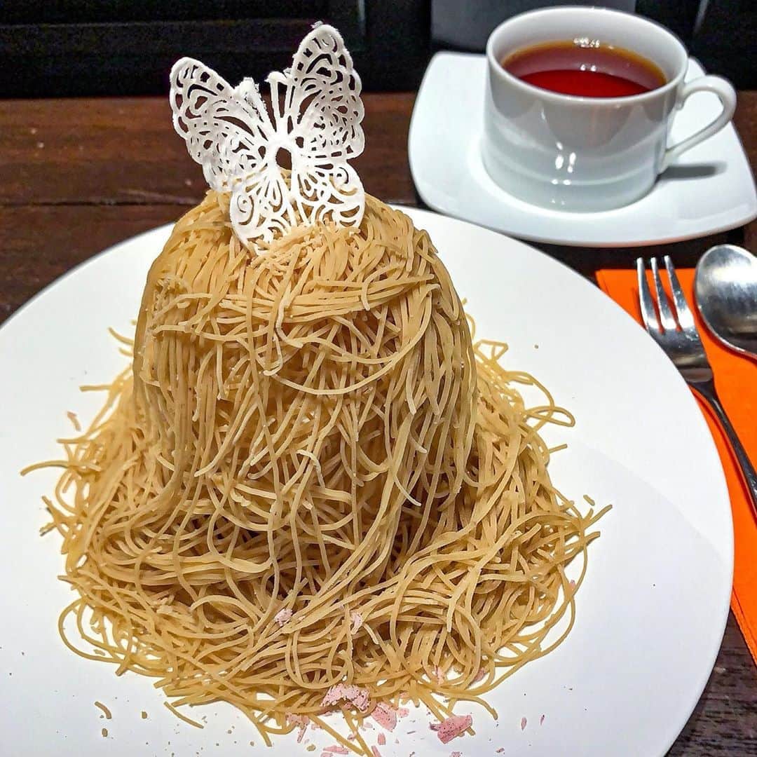 あゆまっくすさんのインスタグラム写真 - (あゆまっくすInstagram)「﻿ ﻿ ◆銀座もんぶりん　2,860円(ドリンク付・税込)﻿ ﻿ ﻿ 銀座にあるLE CHOCOLAT DE H 銀座本店(ル ショコラ ドゥ アッシュ)のサロンでスペシャルなモンブランの提供がスタート🌰﻿ ﻿ “栗の王様”とも呼ばれる熊本県産の「利平栗」を贅沢に使ったマロンペーストの中には、渋川栗のタルト、ラムが香るバニラアイス、有機ココナッツシュガーのメレンゲ、生クリーム。﻿ ﻿ 口に入れるとパラパラとほどけていく独特の食感は絞り出し1mmの極細マロンペーストならでは！﻿ 土台のタルトがざっくざくで最高においしい🥺﻿ 幾重にも重なったすべてのパーツを一緒に食べたときの一体感がすばらしいです♡﻿ ちなみに中のアイスは結構ラム強め。﻿ ﻿ カウンター席に座ると絞っているところを目の前で見ることができます！﻿ 席の予約はできないけどお取り置きは可能なので、遅い時間に行く方は電話しておくのをおすすめします☺️﻿ ﻿ ﻿ 提供期間: 数量限定・2021年3月末まで(予定)﻿ 提供店舗: LE CHOCOLAT DE H 銀座本店 (各線銀座駅から徒歩約4分)﻿ ﻿ ﻿ ﻿ ﻿ #LECHOCOLATDEH#ルショコラドゥアッシュ#銀座もんぶりん#モンブラン#栗スイーツ#いいね返し#カフェ好きな人と繋がりたい#スイーツ#デザート#東京カフェ#tokyocafe#tokyofoodie#銀座ランチ#銀座グルメ#銀座カフェ#銀座#ginza」10月22日 18時05分 - ayumax666