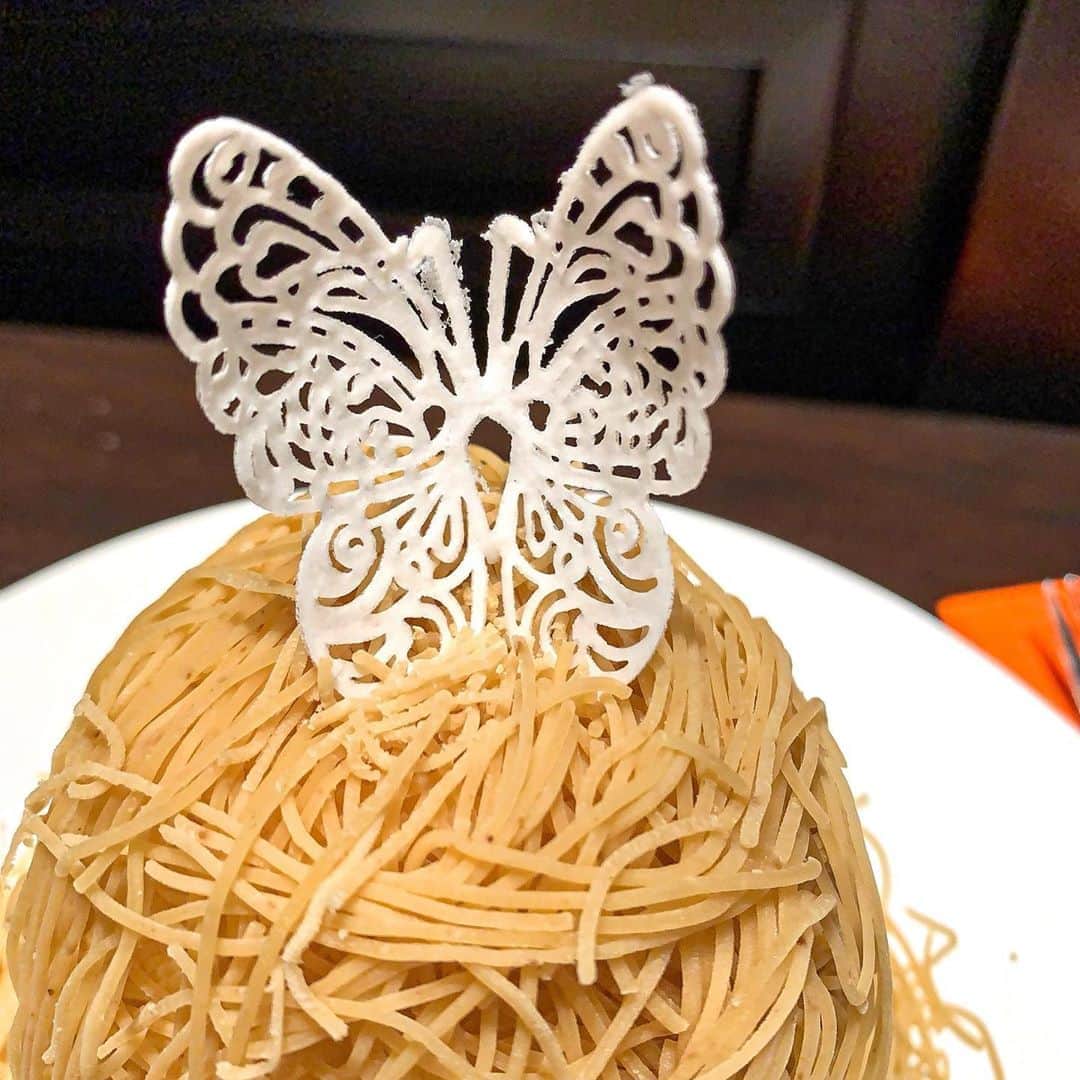 あゆまっくすさんのインスタグラム写真 - (あゆまっくすInstagram)「﻿ ﻿ ◆銀座もんぶりん　2,860円(ドリンク付・税込)﻿ ﻿ ﻿ 銀座にあるLE CHOCOLAT DE H 銀座本店(ル ショコラ ドゥ アッシュ)のサロンでスペシャルなモンブランの提供がスタート🌰﻿ ﻿ “栗の王様”とも呼ばれる熊本県産の「利平栗」を贅沢に使ったマロンペーストの中には、渋川栗のタルト、ラムが香るバニラアイス、有機ココナッツシュガーのメレンゲ、生クリーム。﻿ ﻿ 口に入れるとパラパラとほどけていく独特の食感は絞り出し1mmの極細マロンペーストならでは！﻿ 土台のタルトがざっくざくで最高においしい🥺﻿ 幾重にも重なったすべてのパーツを一緒に食べたときの一体感がすばらしいです♡﻿ ちなみに中のアイスは結構ラム強め。﻿ ﻿ カウンター席に座ると絞っているところを目の前で見ることができます！﻿ 席の予約はできないけどお取り置きは可能なので、遅い時間に行く方は電話しておくのをおすすめします☺️﻿ ﻿ ﻿ 提供期間: 数量限定・2021年3月末まで(予定)﻿ 提供店舗: LE CHOCOLAT DE H 銀座本店 (各線銀座駅から徒歩約4分)﻿ ﻿ ﻿ ﻿ ﻿ #LECHOCOLATDEH#ルショコラドゥアッシュ#銀座もんぶりん#モンブラン#栗スイーツ#いいね返し#カフェ好きな人と繋がりたい#スイーツ#デザート#東京カフェ#tokyocafe#tokyofoodie#銀座ランチ#銀座グルメ#銀座カフェ#銀座#ginza」10月22日 18時05分 - ayumax666